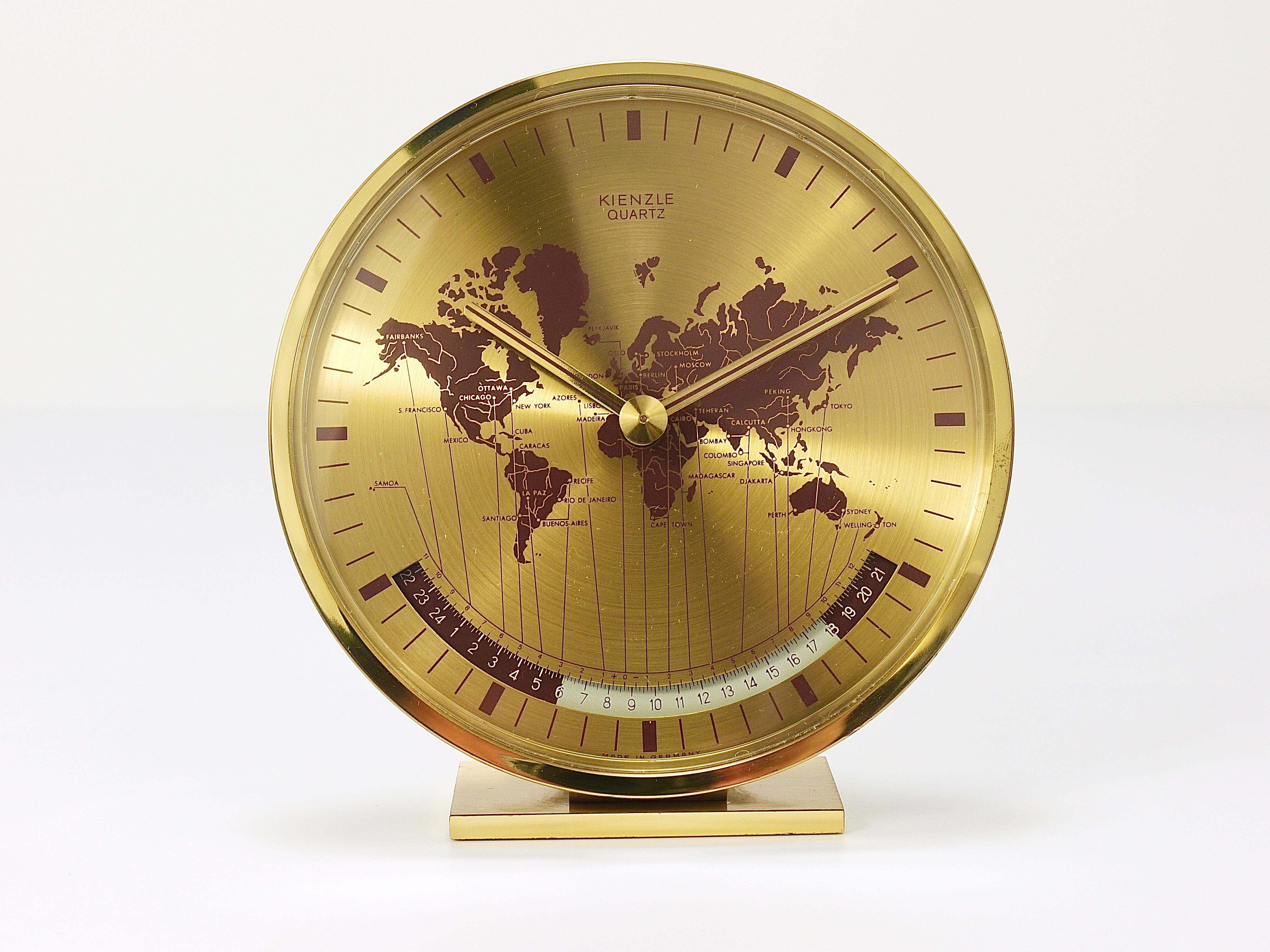 Mid-Century Modern Kienzle GMT World Time Zone table en laiton non utilisée  Horloge de bureau, Allemagne, années 1960 en vente