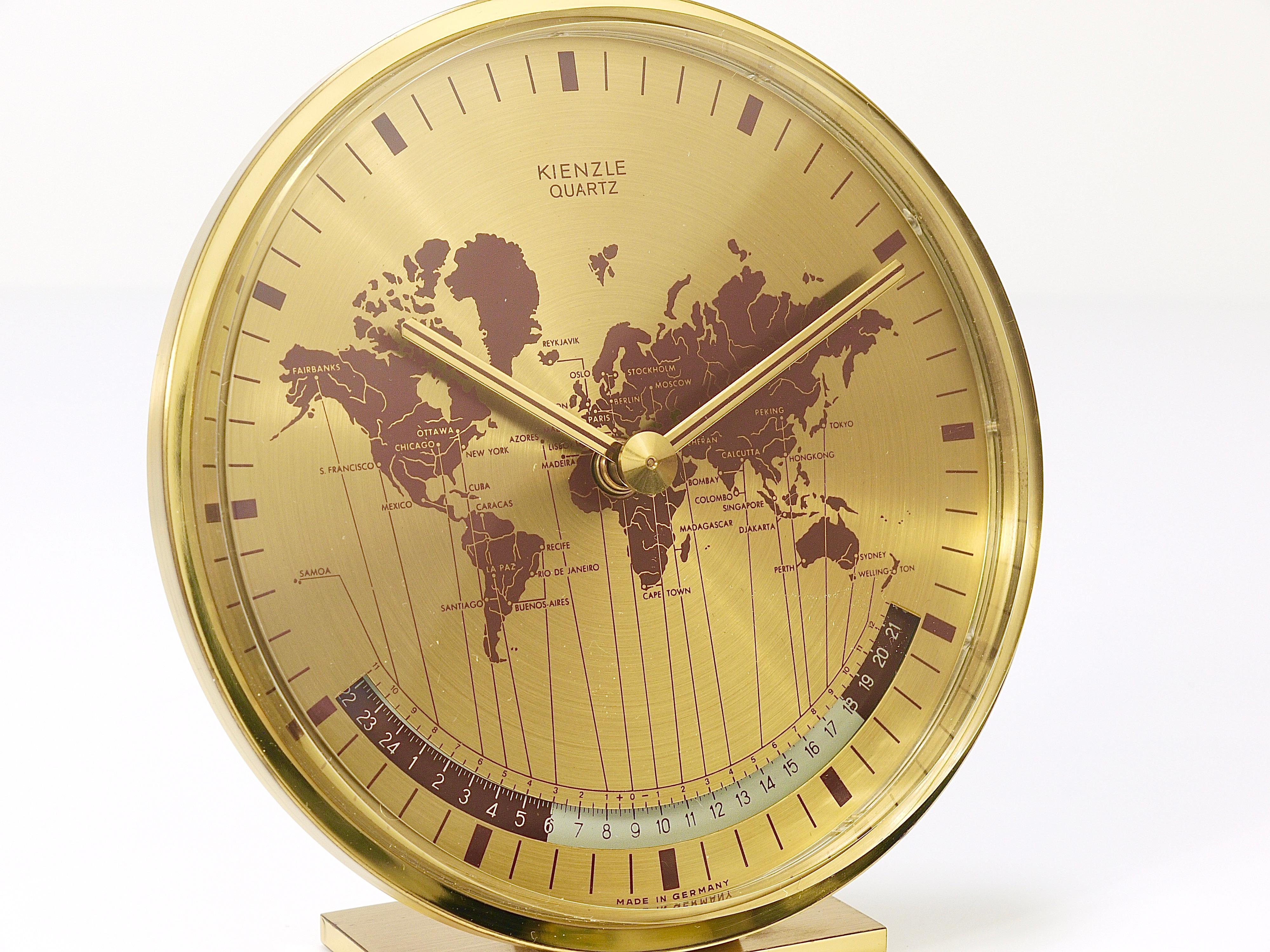 Kienzle GMT World Time Zone table en laiton non utilisée  Horloge de bureau, Allemagne, années 1960 Excellent état - En vente à Vienna, AT