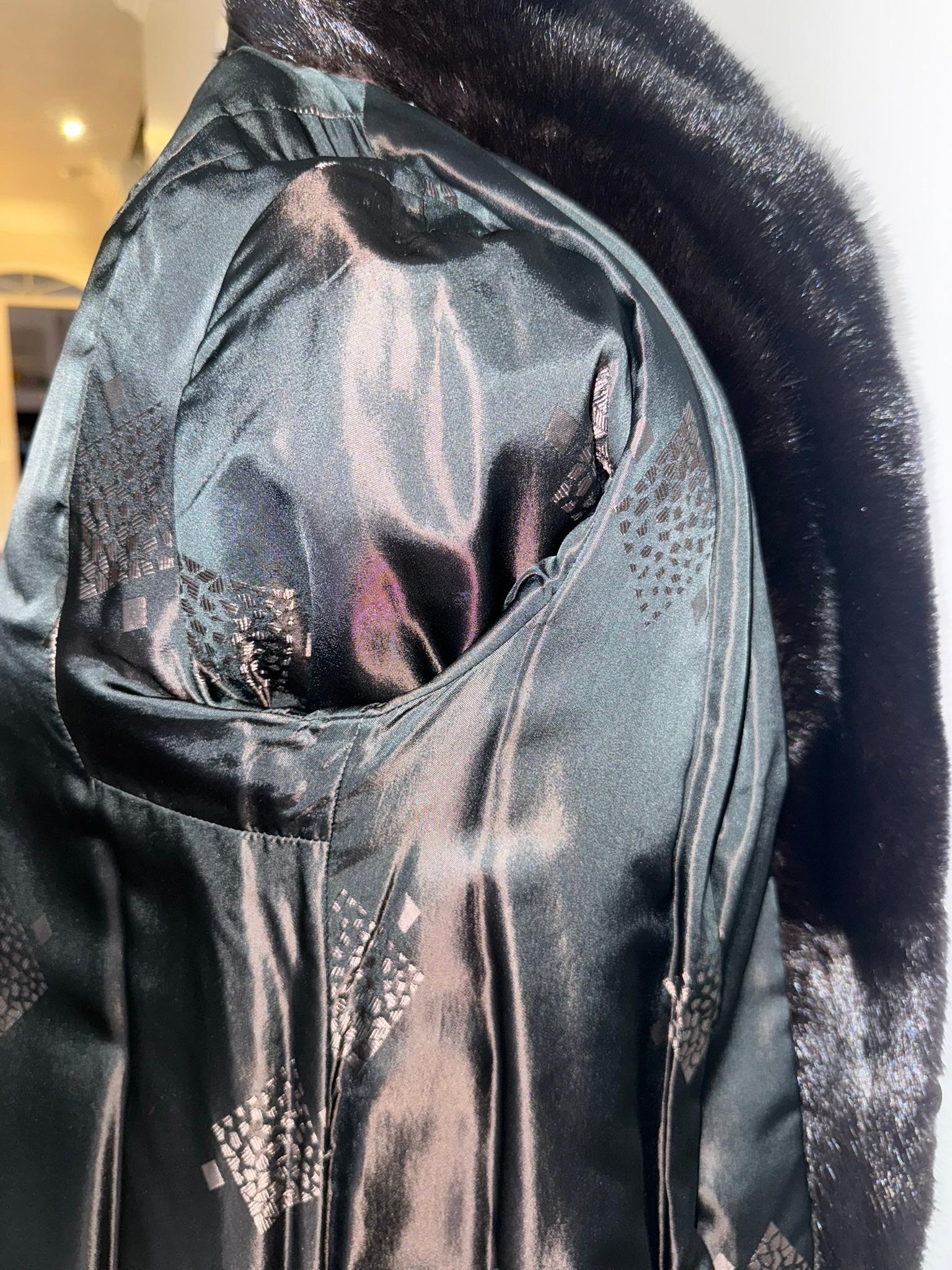 Manteau de fourrure de vison Majestic avec capuchon non utilisé taille 12-14 L en vente 7