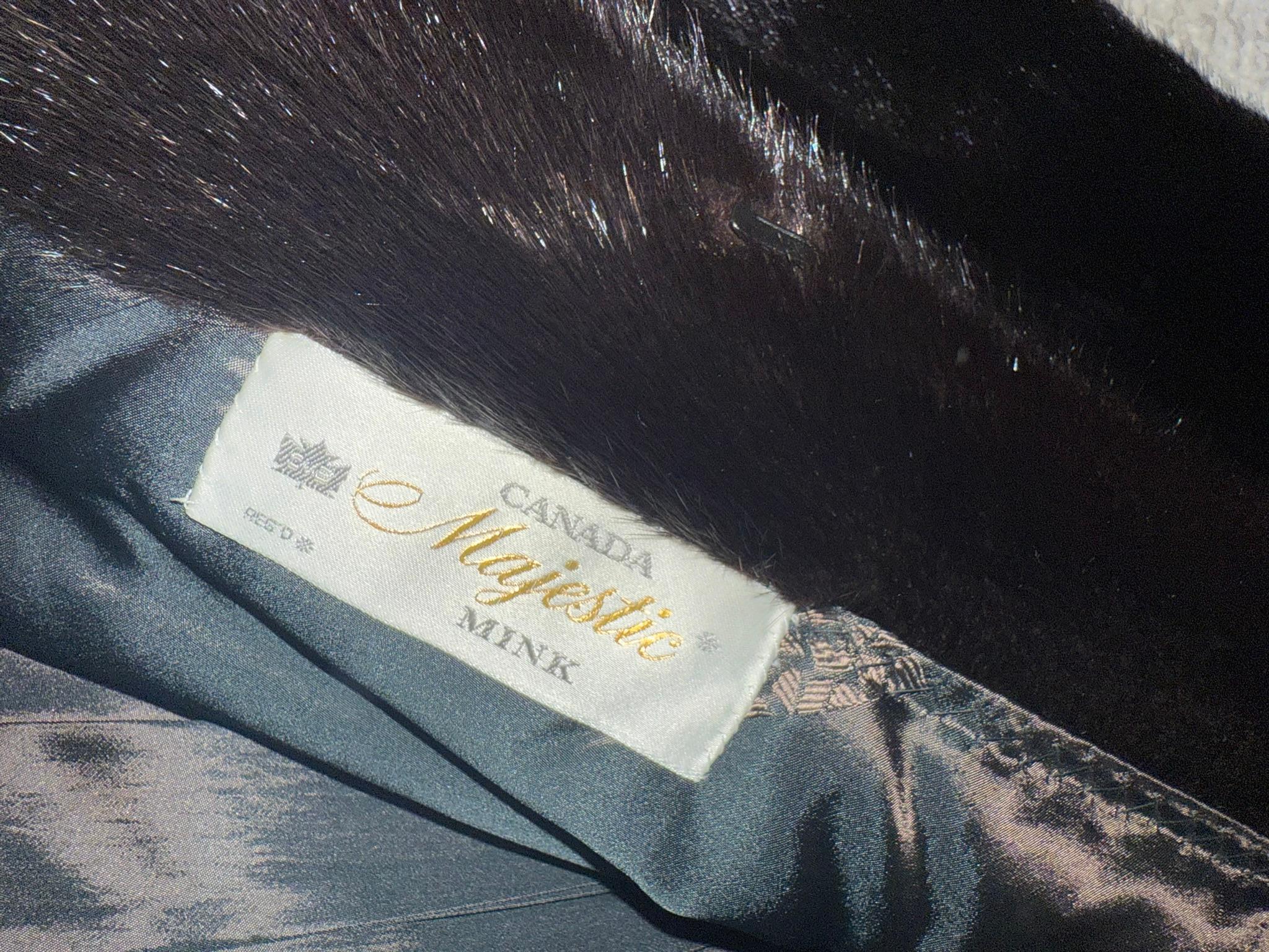 Manteau de fourrure de vison Majestic avec capuchon non utilisé taille 12-14 L en vente 9