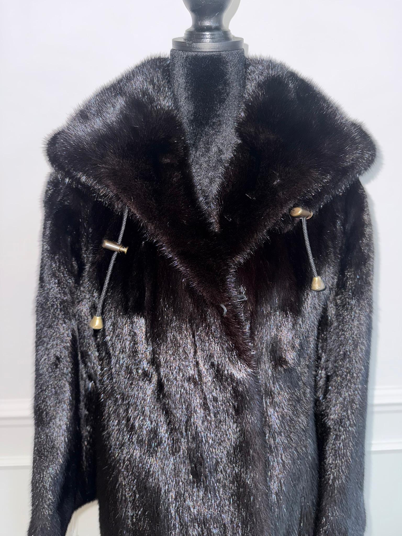 Noir Manteau de fourrure de vison Majestic avec capuchon non utilisé taille 12-14 L en vente