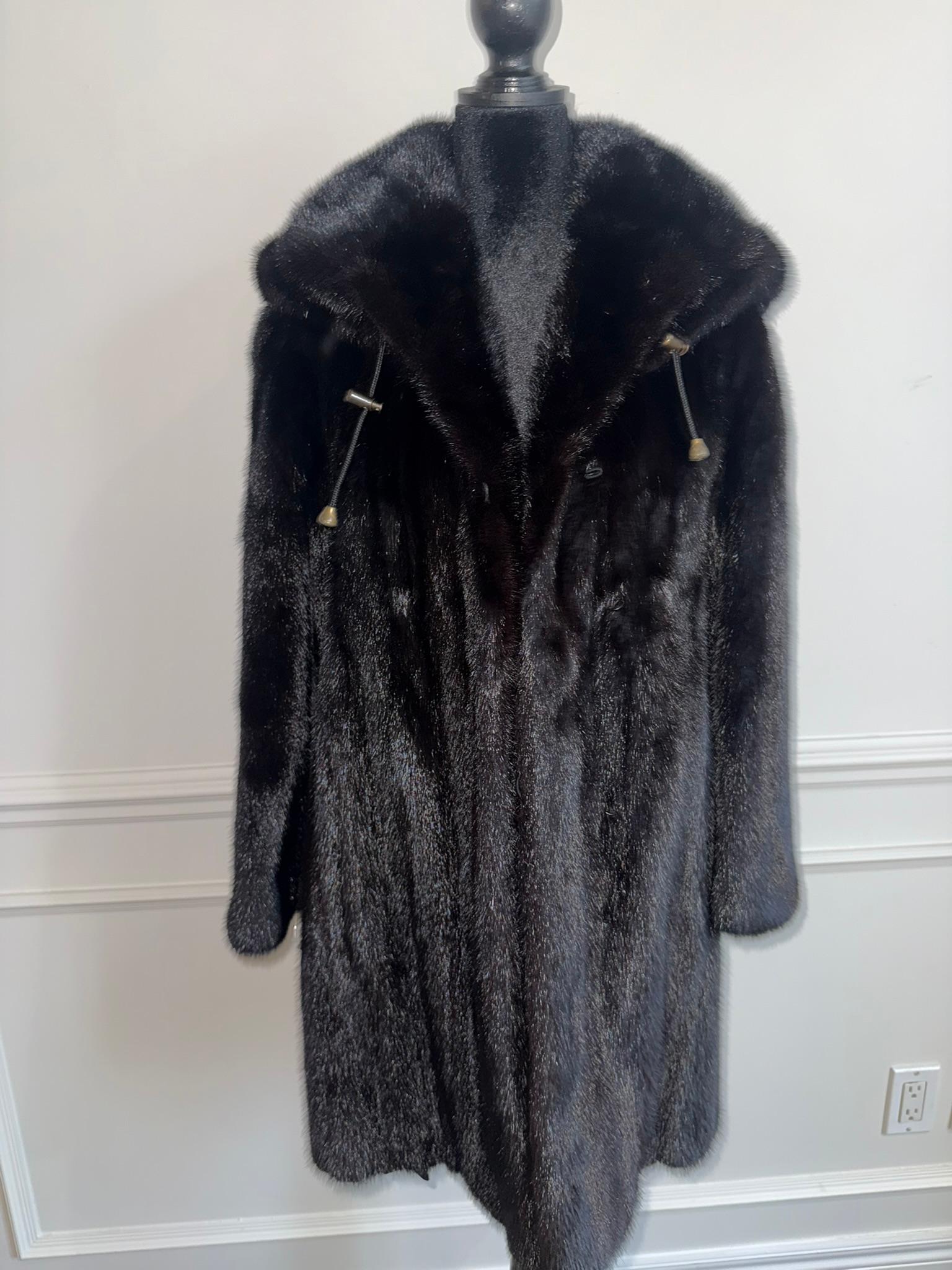 Manteau de fourrure de vison Majestic avec capuchon non utilisé taille 12-14 L Excellent état - En vente à Montreal, Quebec