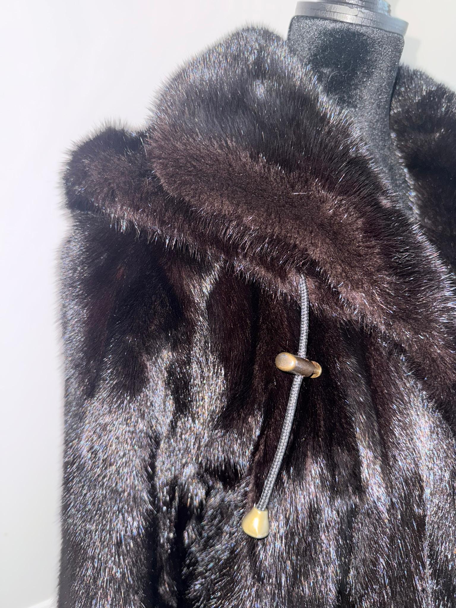 Manteau de fourrure de vison Majestic avec capuchon non utilisé taille 12-14 L Pour femmes en vente