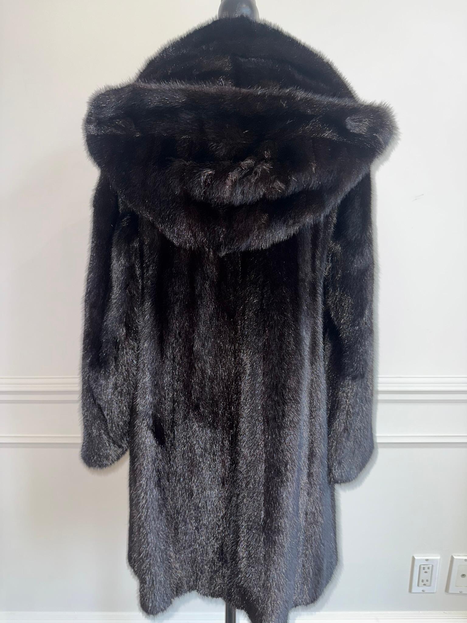 Manteau de fourrure de vison Majestic avec capuchon non utilisé taille 12-14 L en vente 2