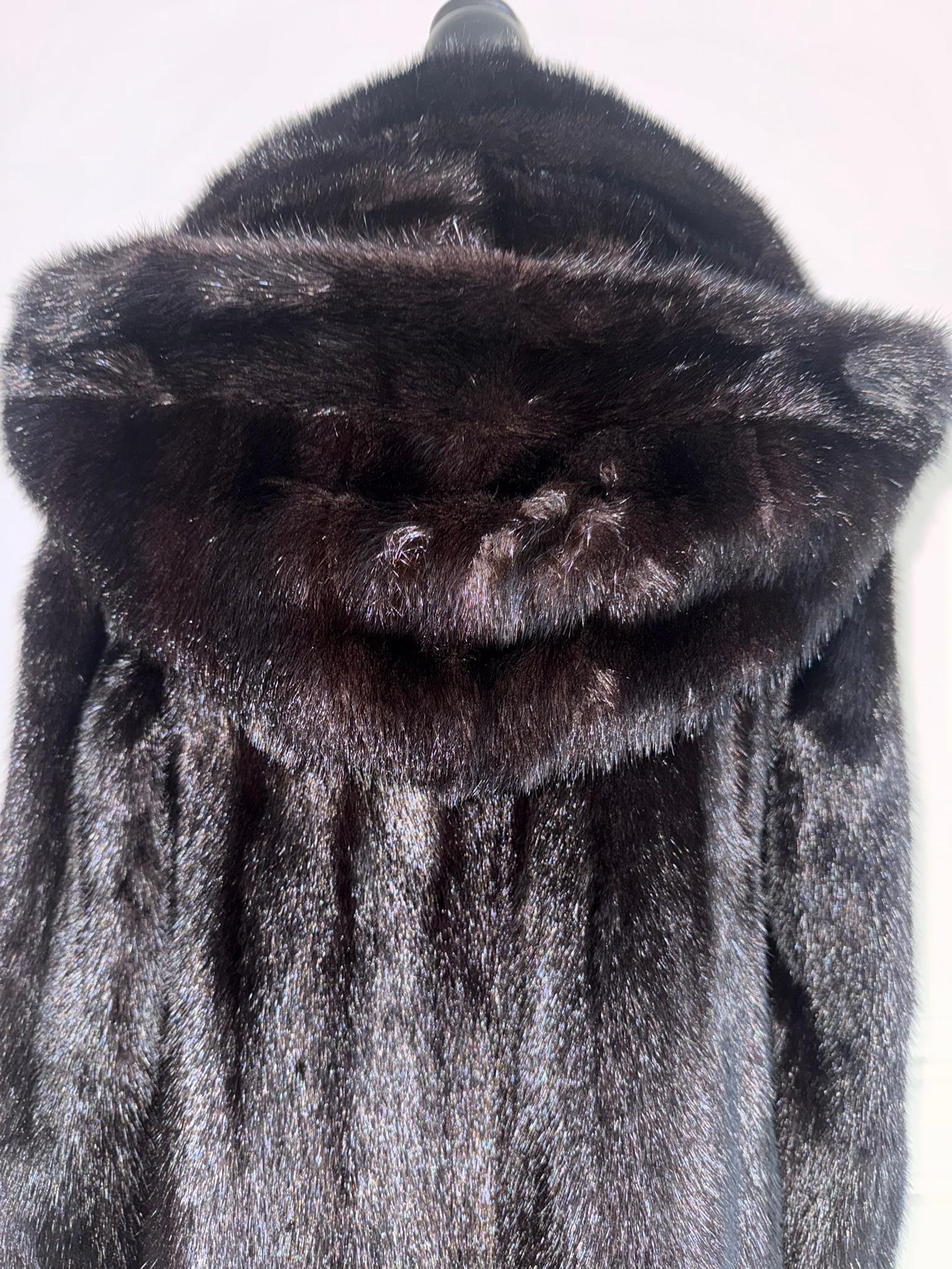 Manteau de fourrure de vison Majestic avec capuchon non utilisé taille 12-14 L en vente 3