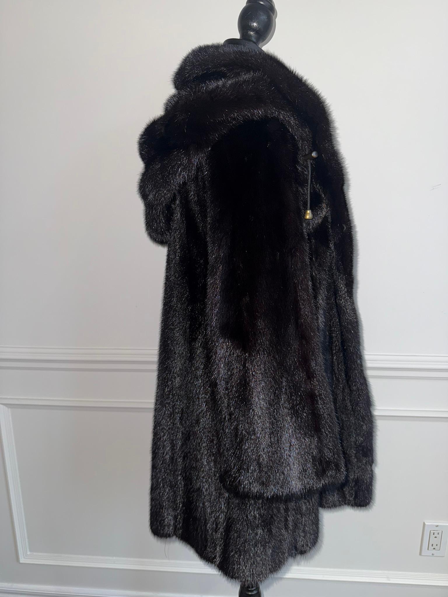 Manteau de fourrure de vison Majestic avec capuchon non utilisé taille 12-14 L en vente 4