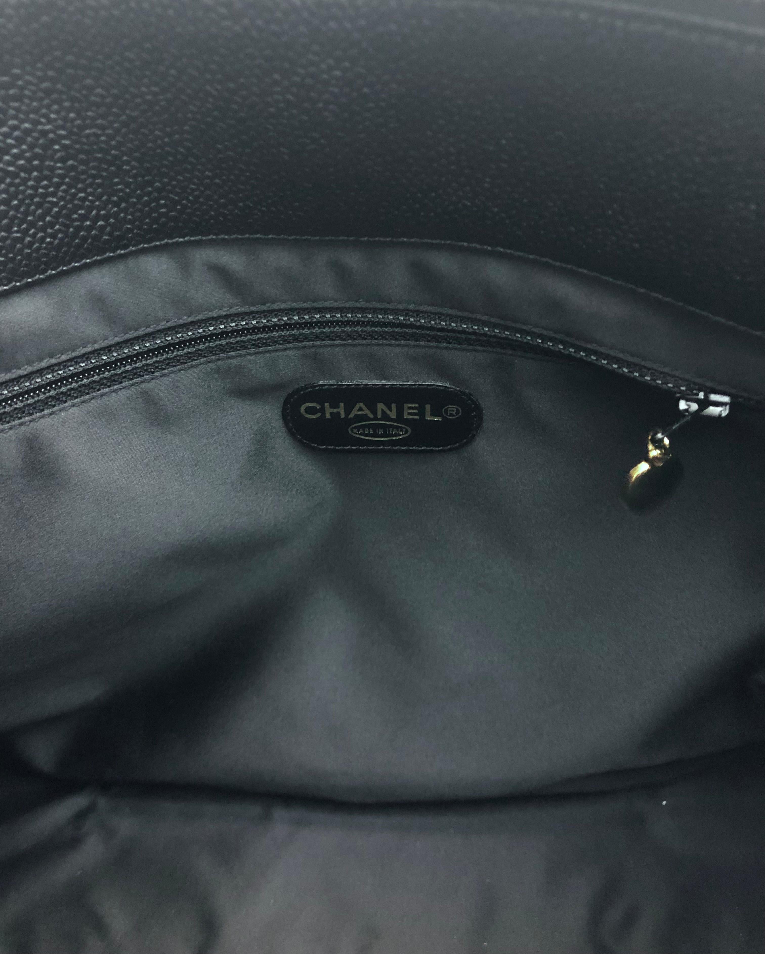 Unbenutzt Chanel Schwarze Umhängetasche CC in Kaviar mit geprägter Umhängetasche  für Damen oder Herren im Angebot
