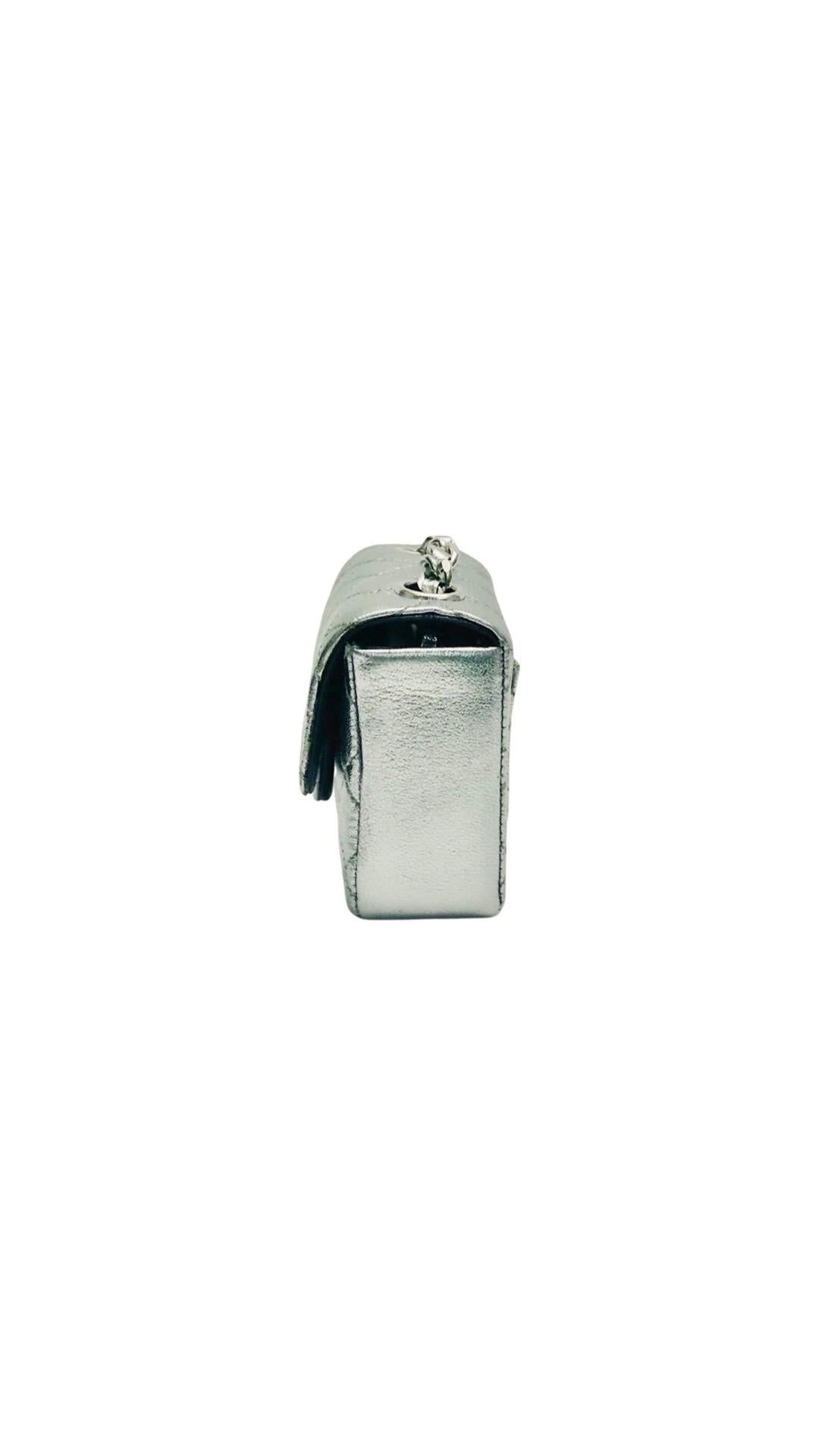 Unbenutzte Chanel Silber Metallic Leder Micro Mini Kette Gürteltasche im Angebot 1