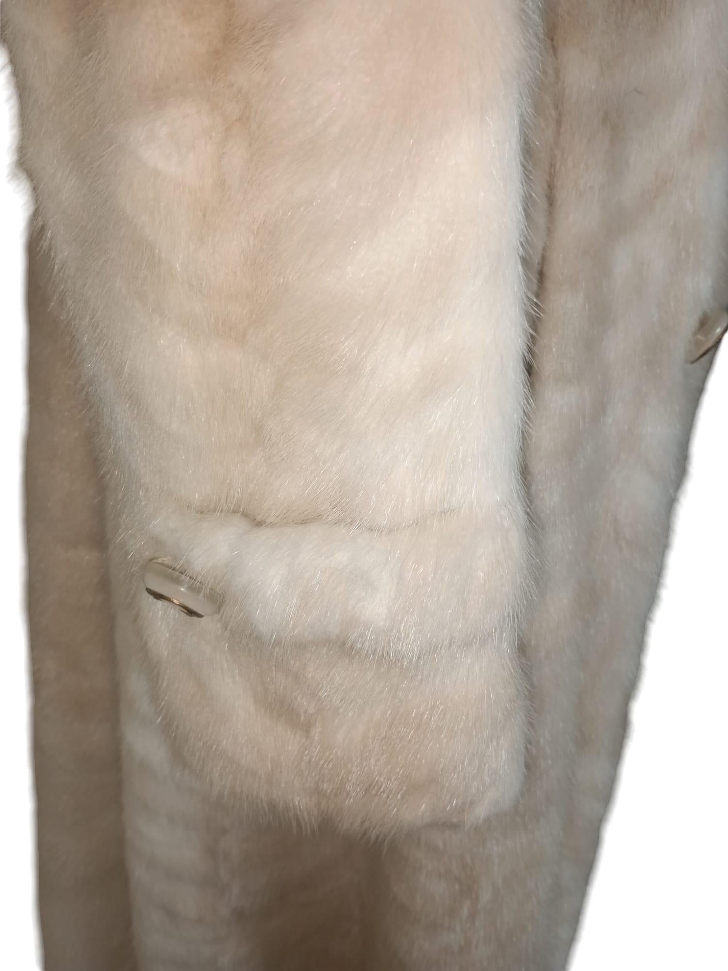 ~Cappotto di pelliccia bianca Cross Mink non usato (taglia 6 - S) in vendita 7