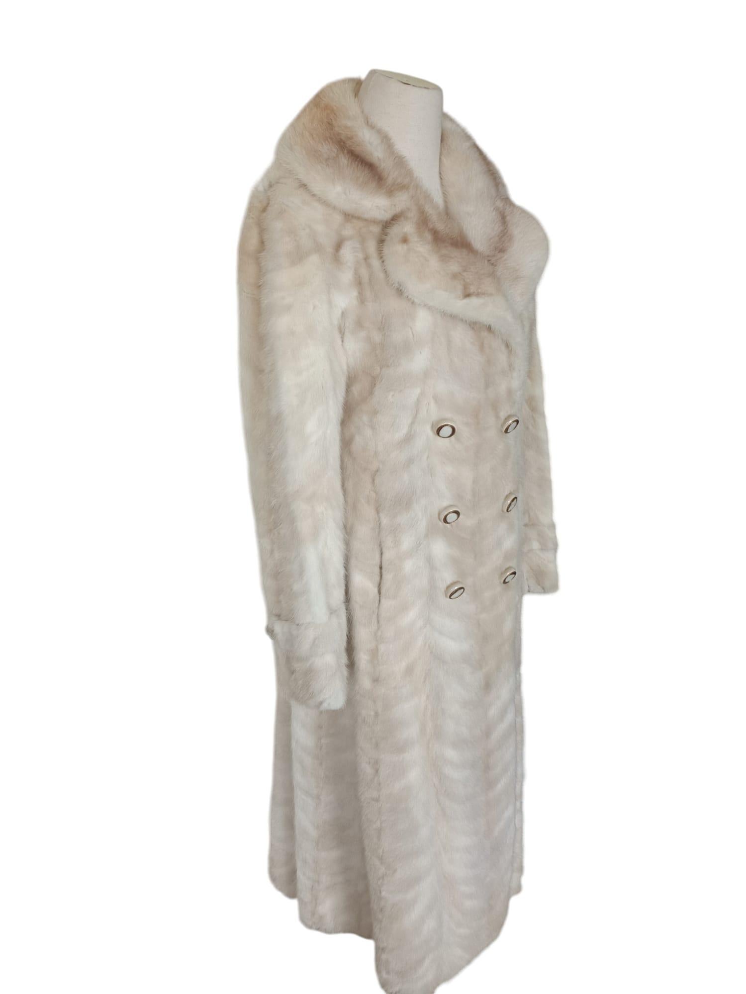 ~Cappotto di pelliccia bianca Cross Mink non usato (taglia 6 - S) in vendita 8