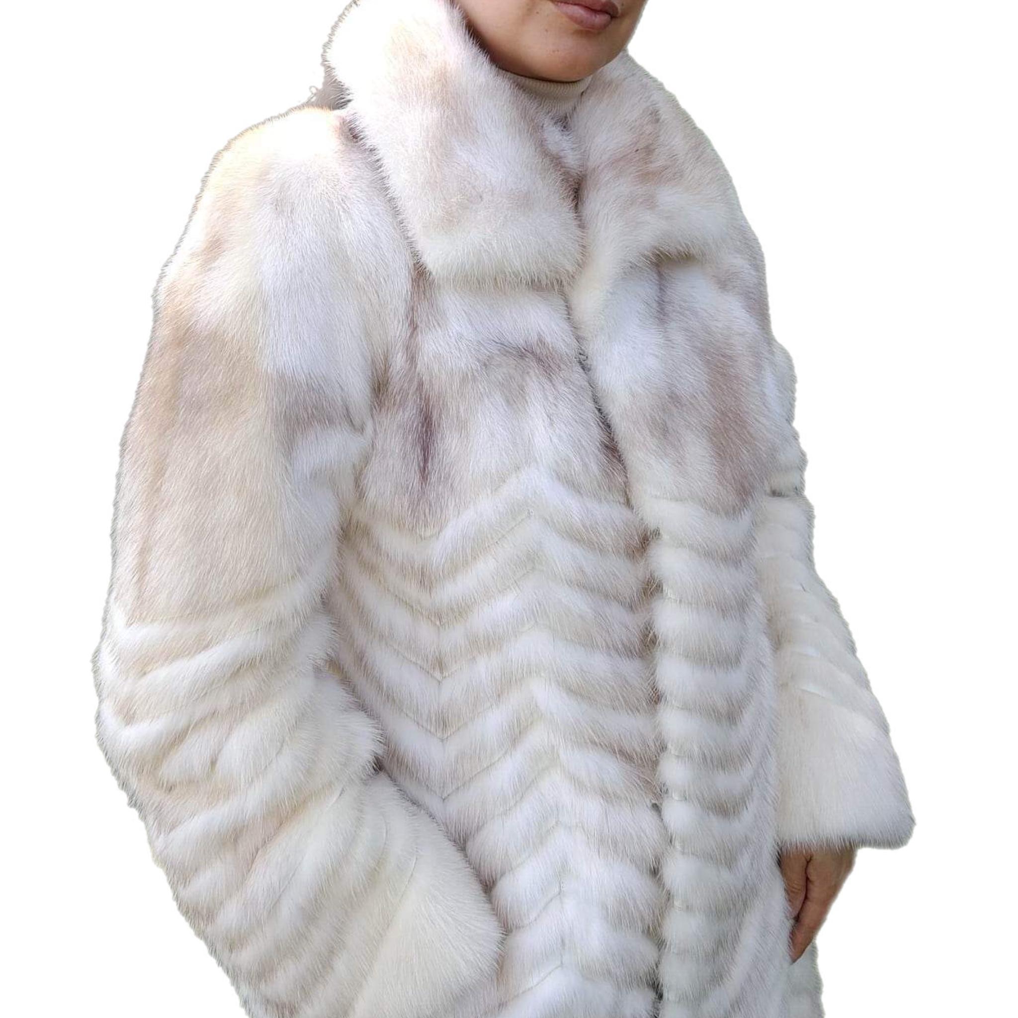 ~Unused Cross Mink white Fur Coat (Size 6- s) 

When it comes to fur, Holt Renfrew is the ultimate reference in quality and style. This stunning cross mink coat is a classic with the chevron design. It has a tailored collar and a overall white color