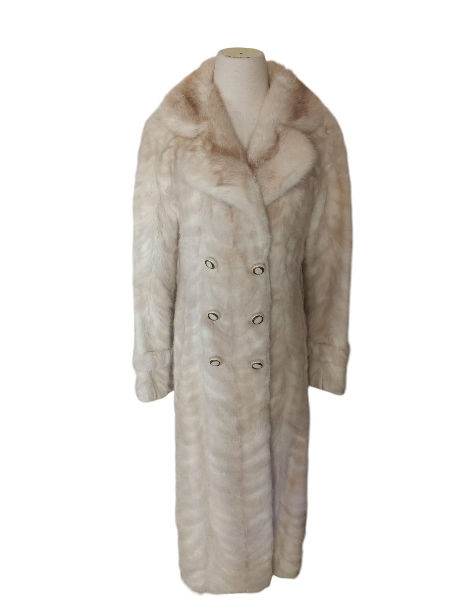 ~Cappotto di pelliccia Cross Mink white non usato (taglia 6- s) 

Quando si tratta di pellicce, Holt Renfrew è il punto di riferimento per qualità e stile. Questo splendido cappotto in visone incrociato è un classico con il design chevron. Ha un