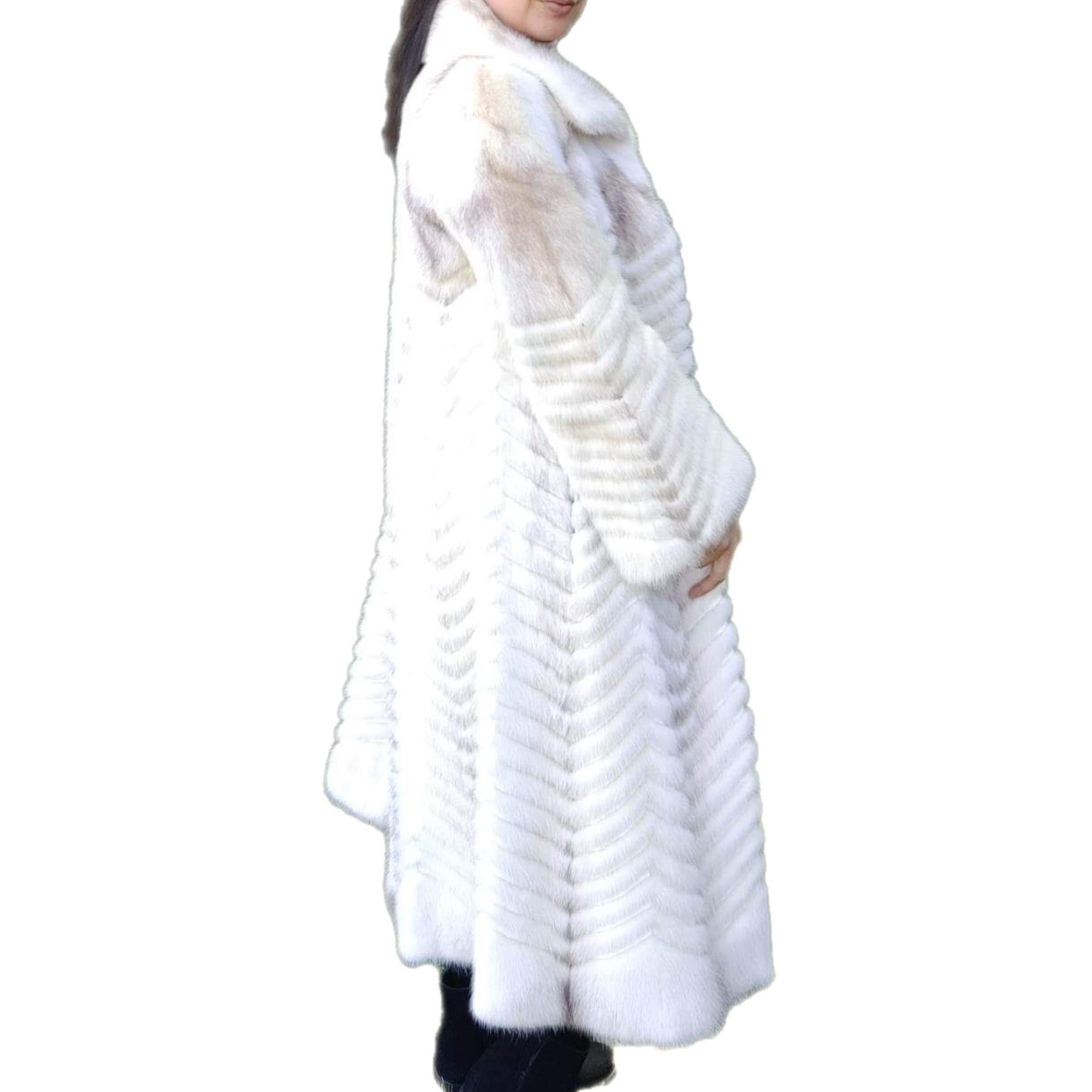~Unused Cross Mink white Fur Coat (Size 6 - S)  In Excellent Condition In Montreal, Quebec