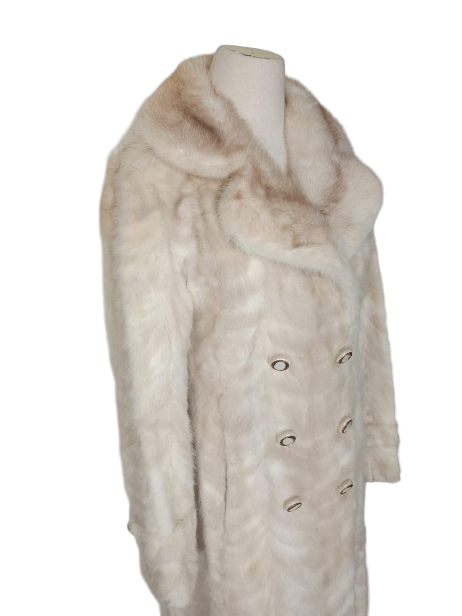~Cappotto di pelliccia bianca Cross Mink non usato (taglia 6 - S) In condizioni ottime in vendita a Montreal, Quebec