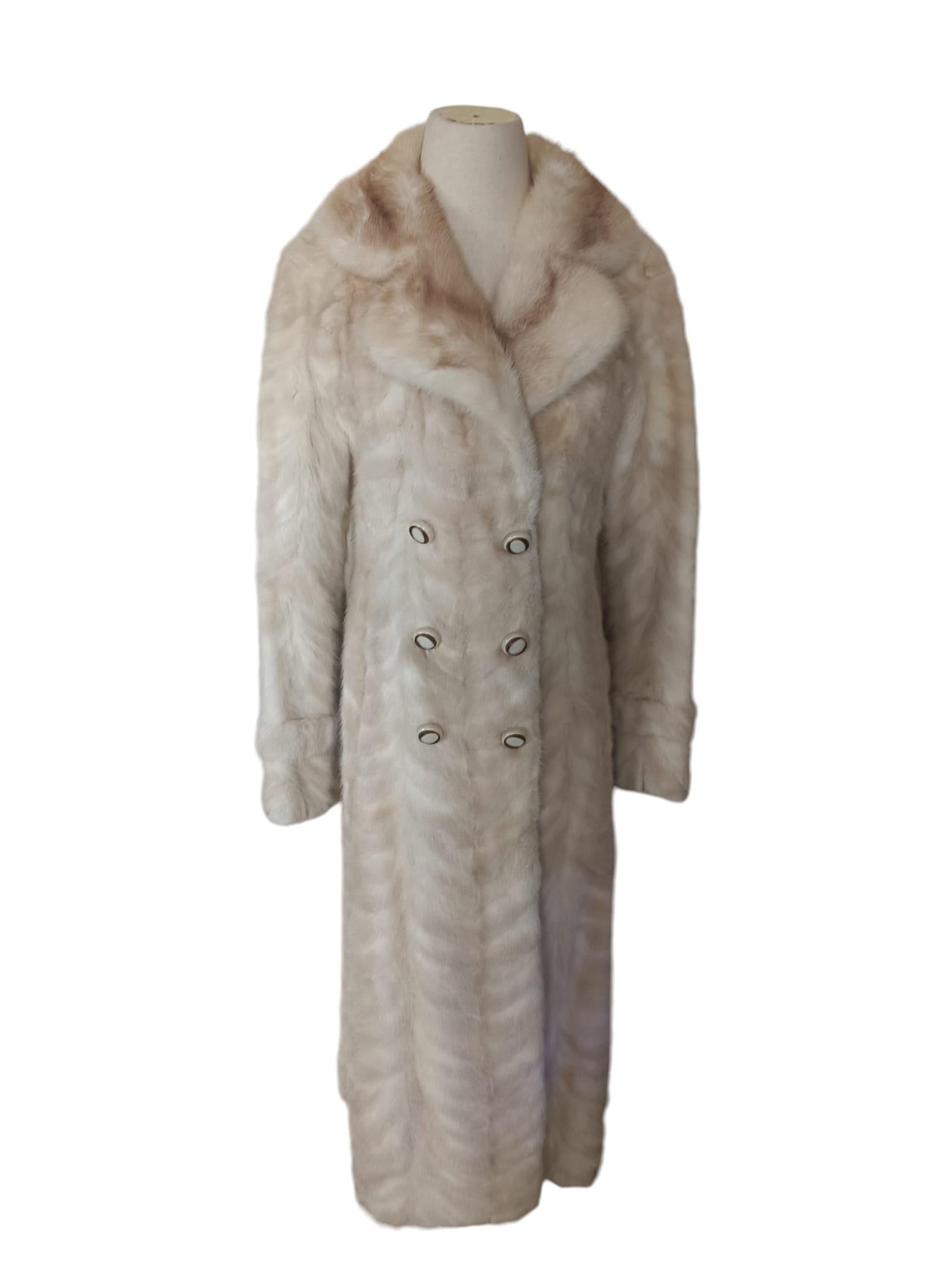 ~Cappotto di pelliccia bianca Cross Mink non usato (taglia 6 - S) in vendita 1