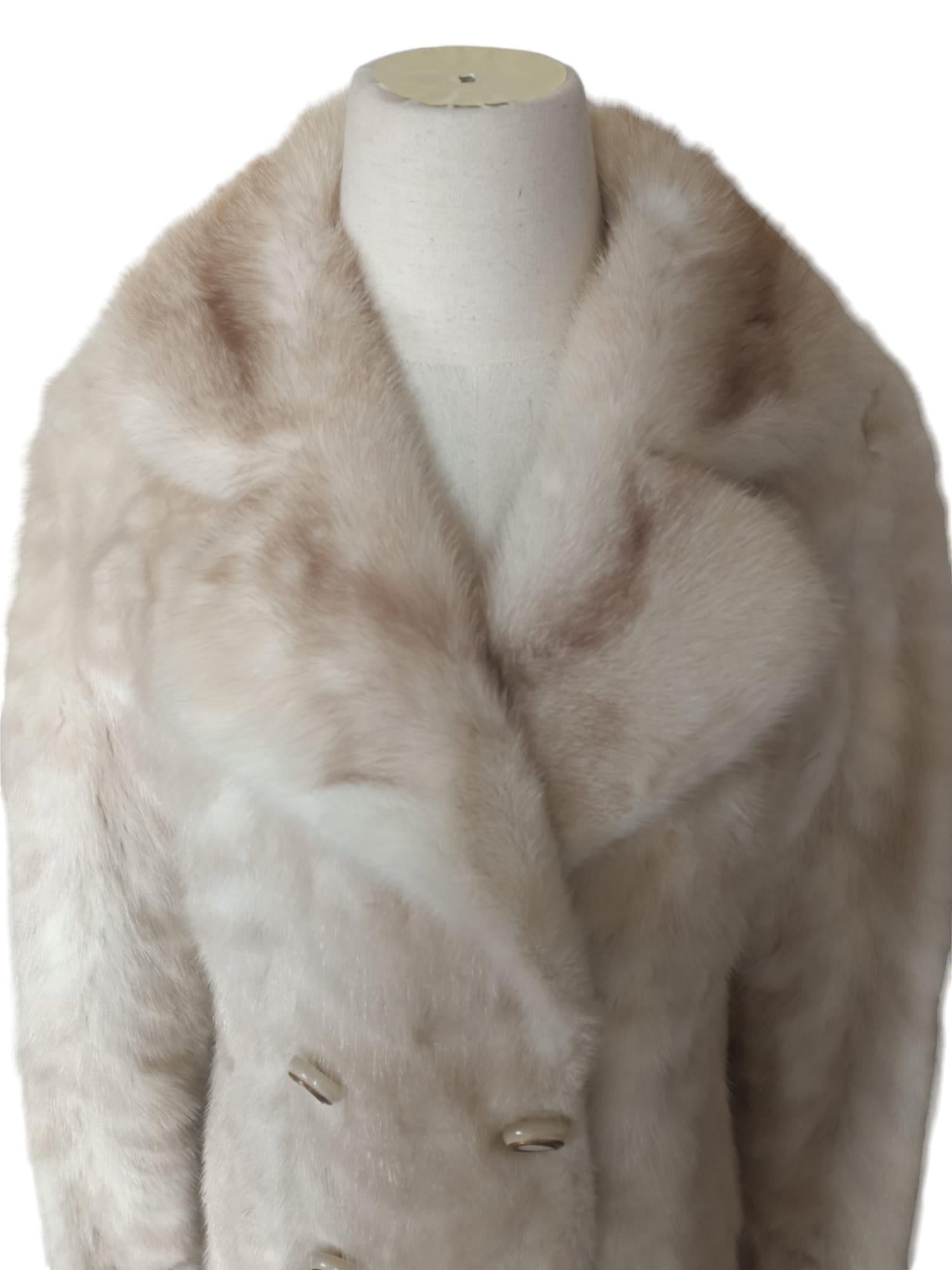 ~Cappotto di pelliccia bianca Cross Mink non usato (taglia 6 - S) in vendita 2
