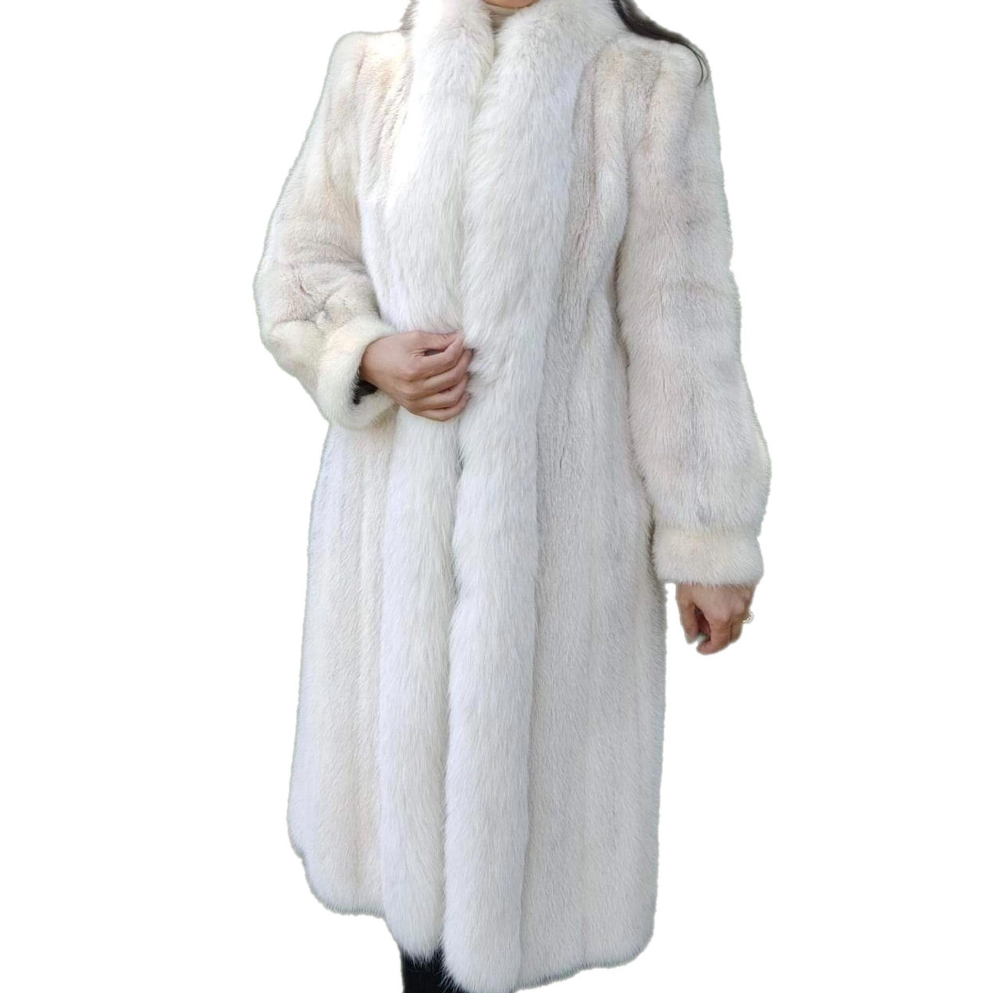 ~Unused Cross Mink white Fur Coat (Size 8 - M) 

When it comes to fur, Canada Majestic is the ultimate reference in quality and style. This stunning cross mink coat is a classic with the tuxedo design and fox trim classic borders. It has a fluffy