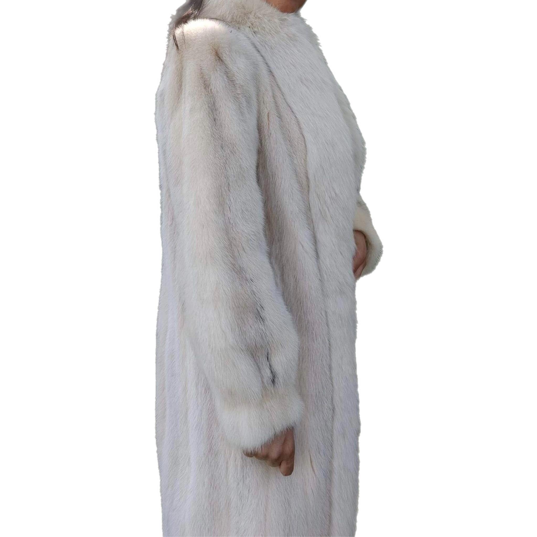 ~Unused Cross Mink white Fur Coat (Size 8 - M)  In Excellent Condition For Sale In Montreal, Quebec