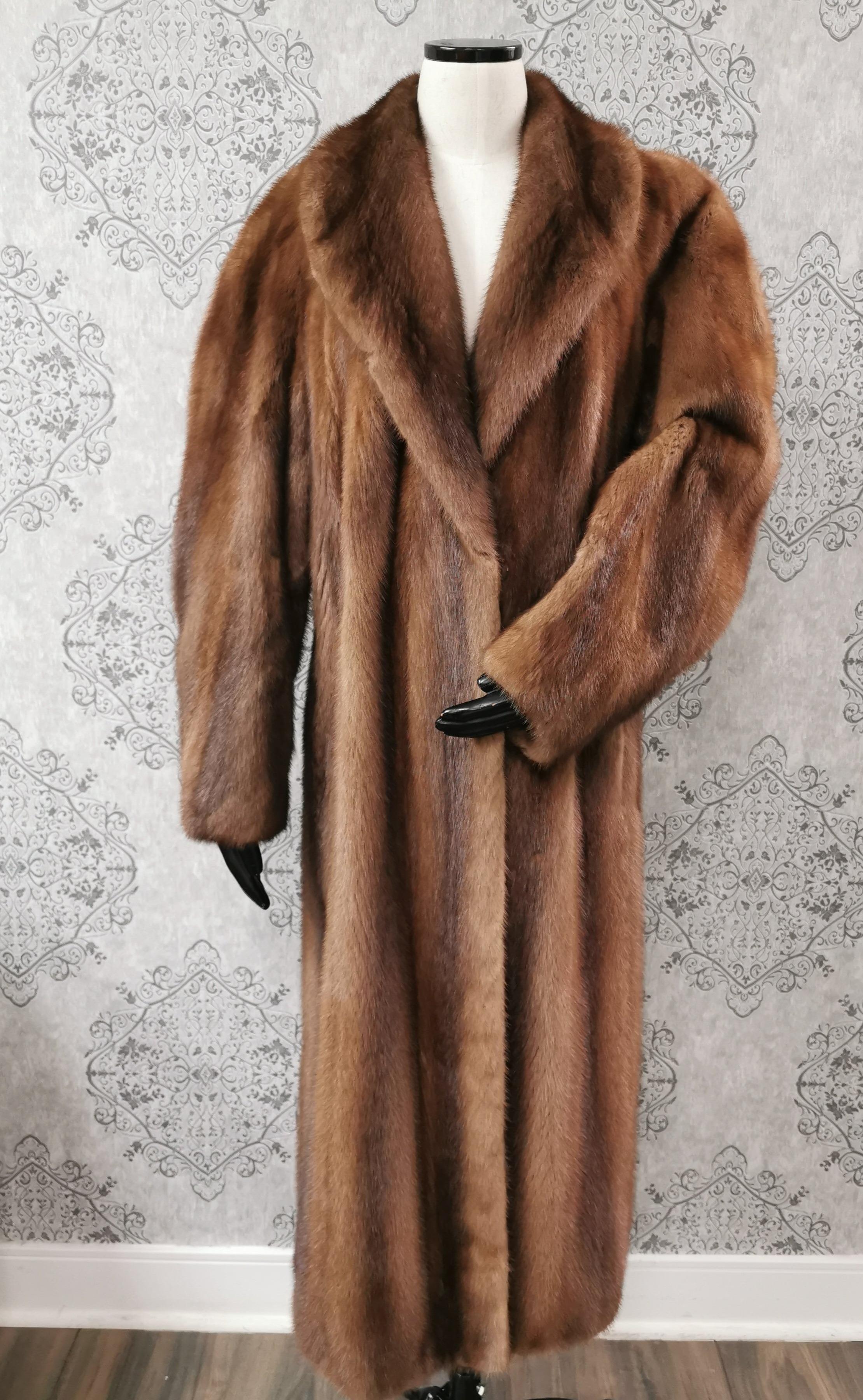 PRODUCT DESCRIPTION:
Brand New elegant demi buff mink fur coat with a mid-length style, soft shoulder lines and gracious shawl collar

Condition: Like New
Closure: Hooks & Eyes
Colour: Demi Buff
Material: Demi Buff Mink
Garment type: Mid-length