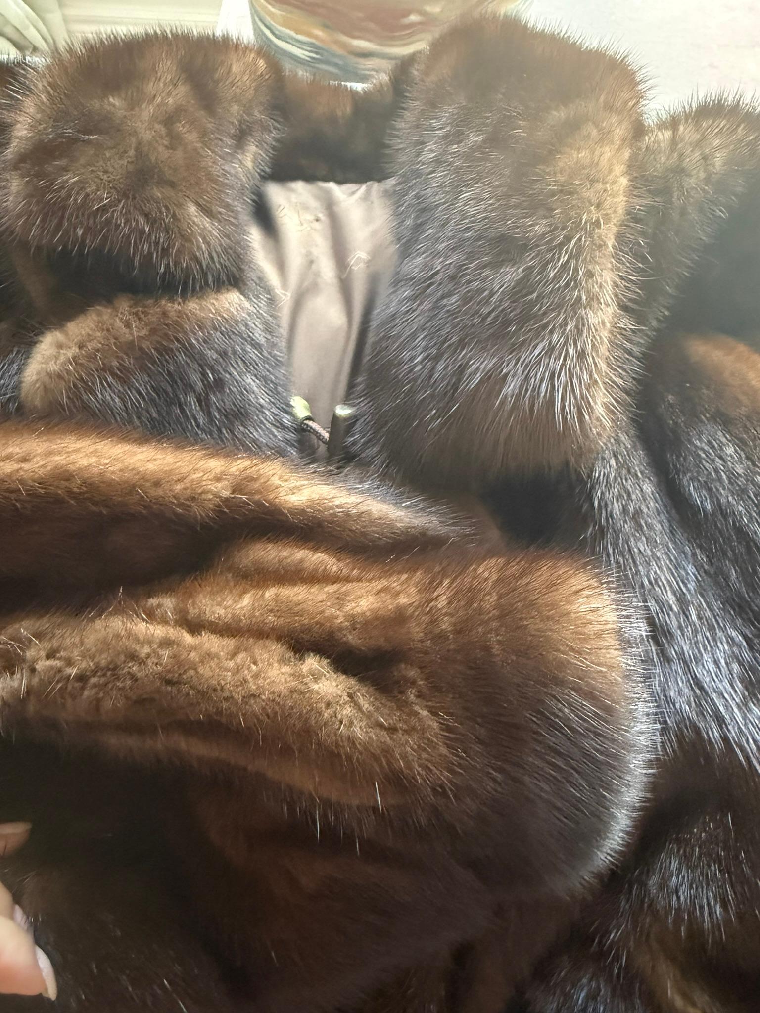 Manteau en fourrure de vison demi-buffle avec capuche, taille 10, non utilisé en vente 5