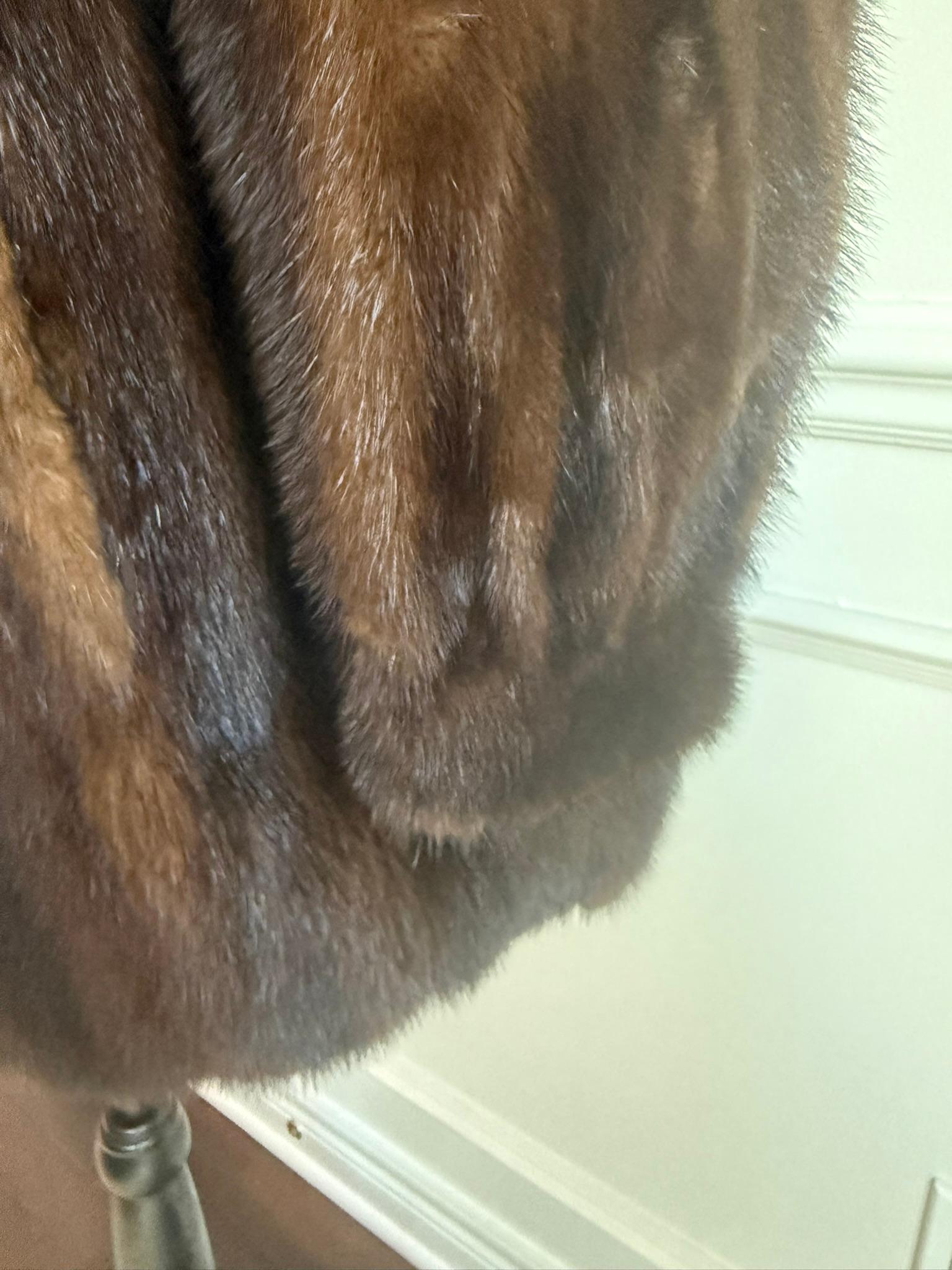 Noir Manteau en fourrure de vison demi-buffle avec capuche, taille 10, non utilisé en vente