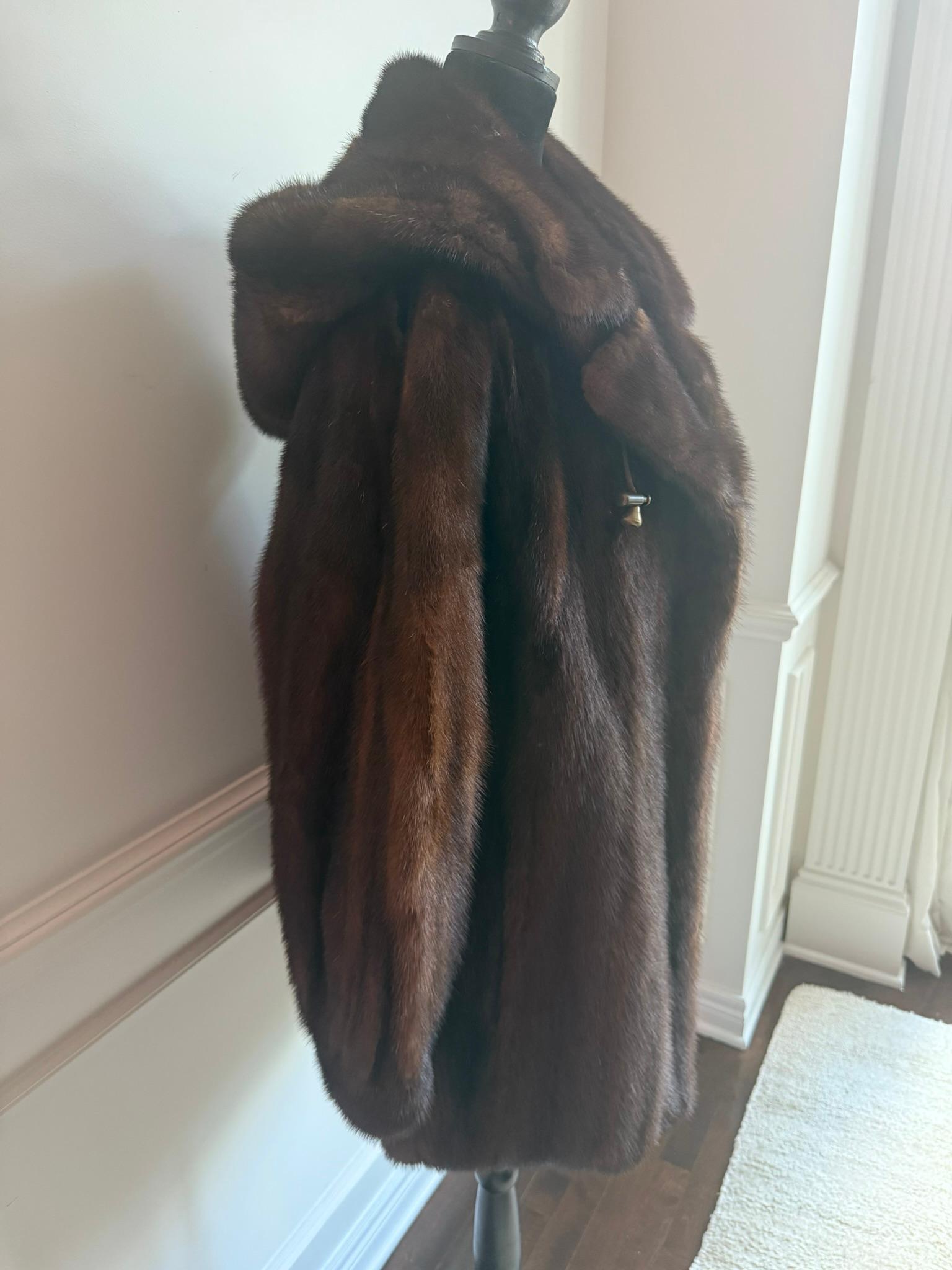 Manteau en fourrure de vison demi-buffle avec capuche, taille 10, non utilisé Excellent état - En vente à Montreal, Quebec