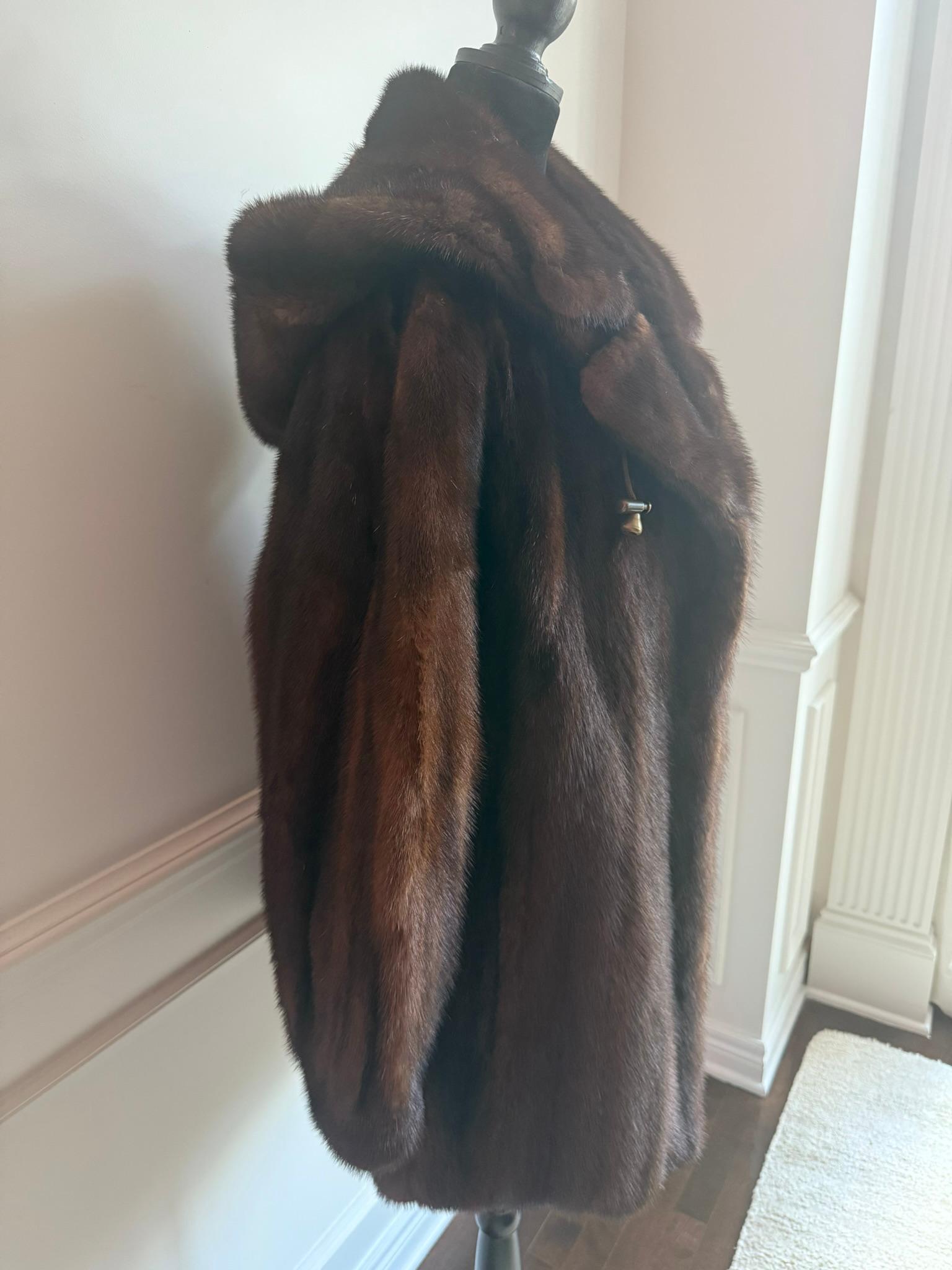 Manteau en fourrure de vison demi-buffle avec capuche, taille 10, non utilisé Pour femmes en vente