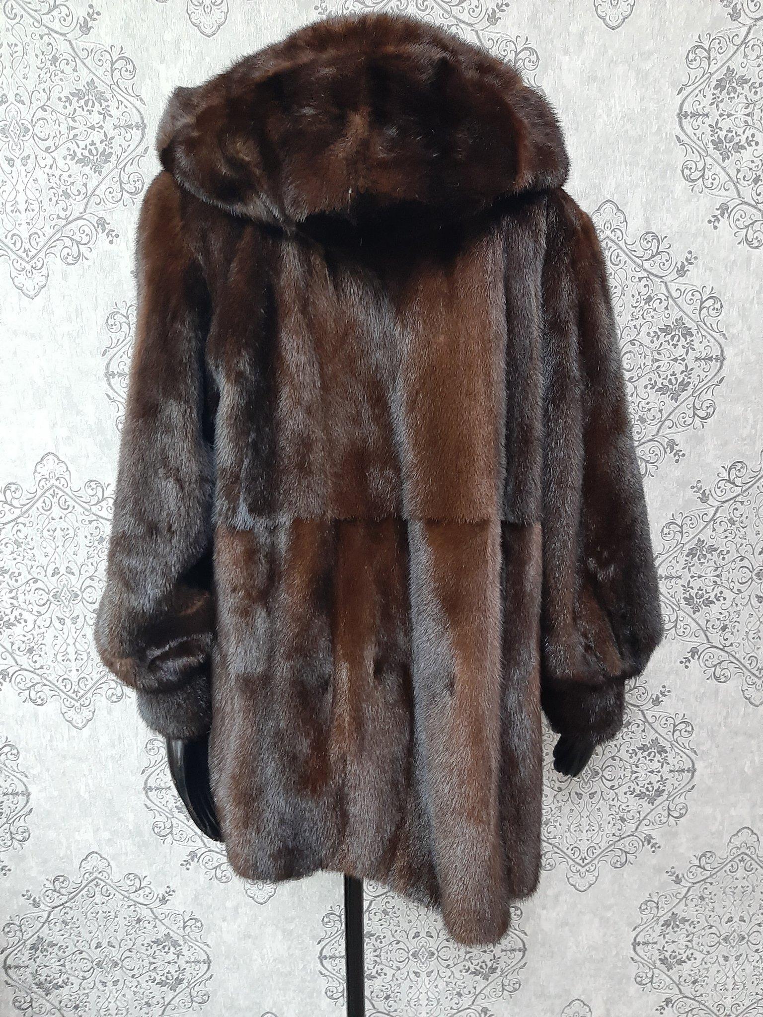 Unused demi buff mink fur coat with a hood size 10 In Excellent Condition For Sale In Montreal, Quebec