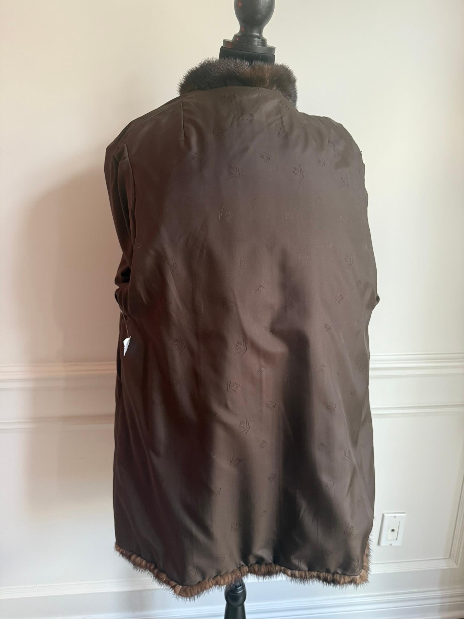 Manteau en fourrure de vison demi-buffle avec capuche, taille 10, non utilisé en vente 1