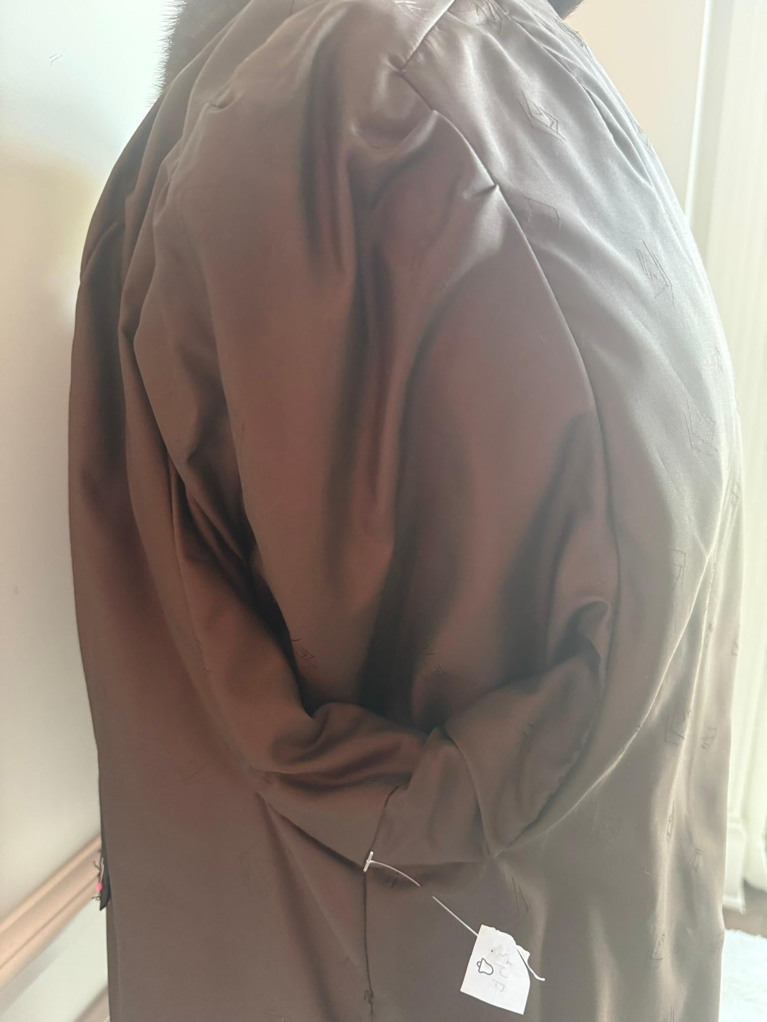 Manteau en fourrure de vison demi-buffle avec capuche, taille 10, non utilisé en vente 2