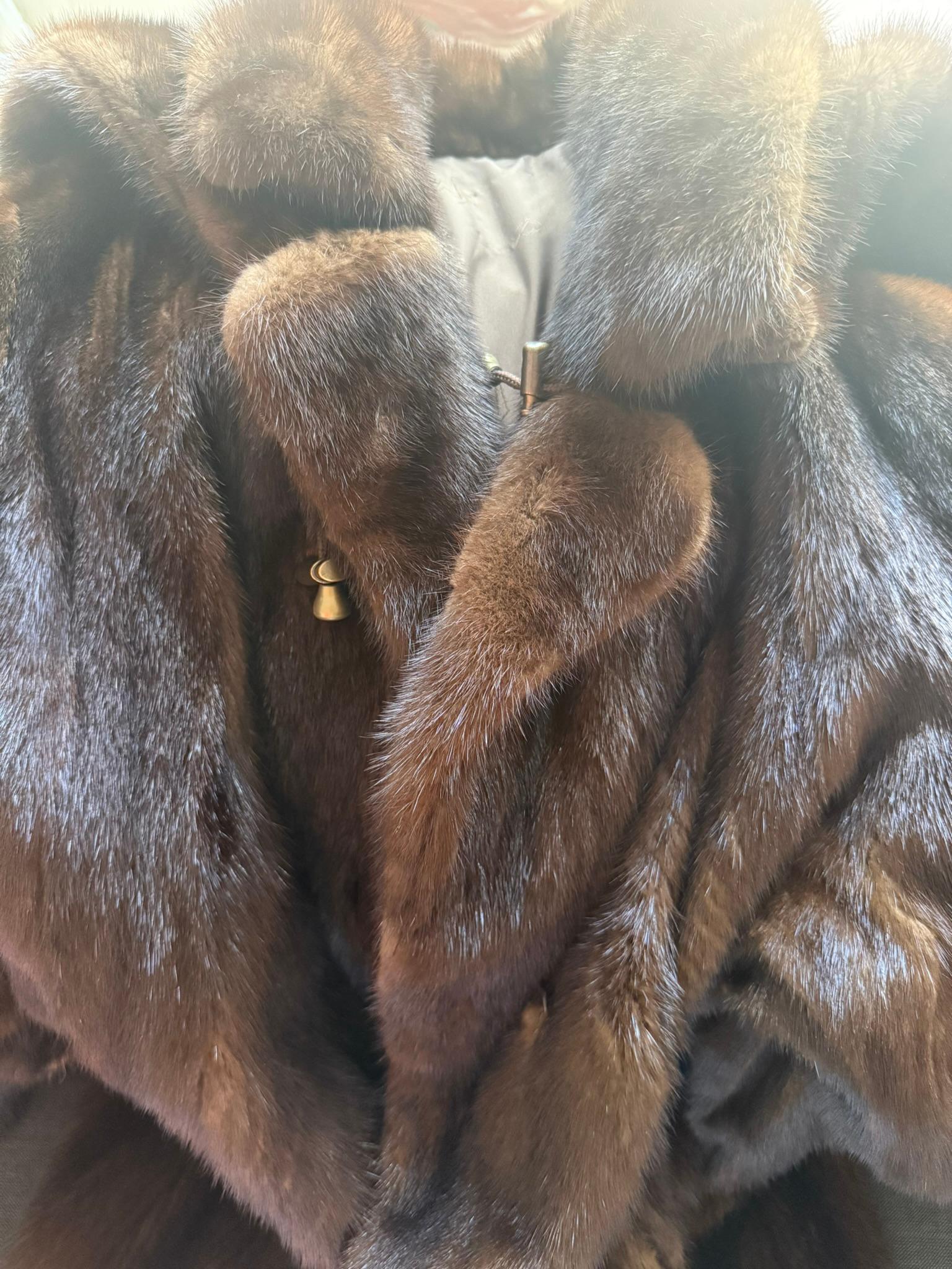 Manteau en fourrure de vison demi-buffle avec capuche, taille 10, non utilisé en vente 4