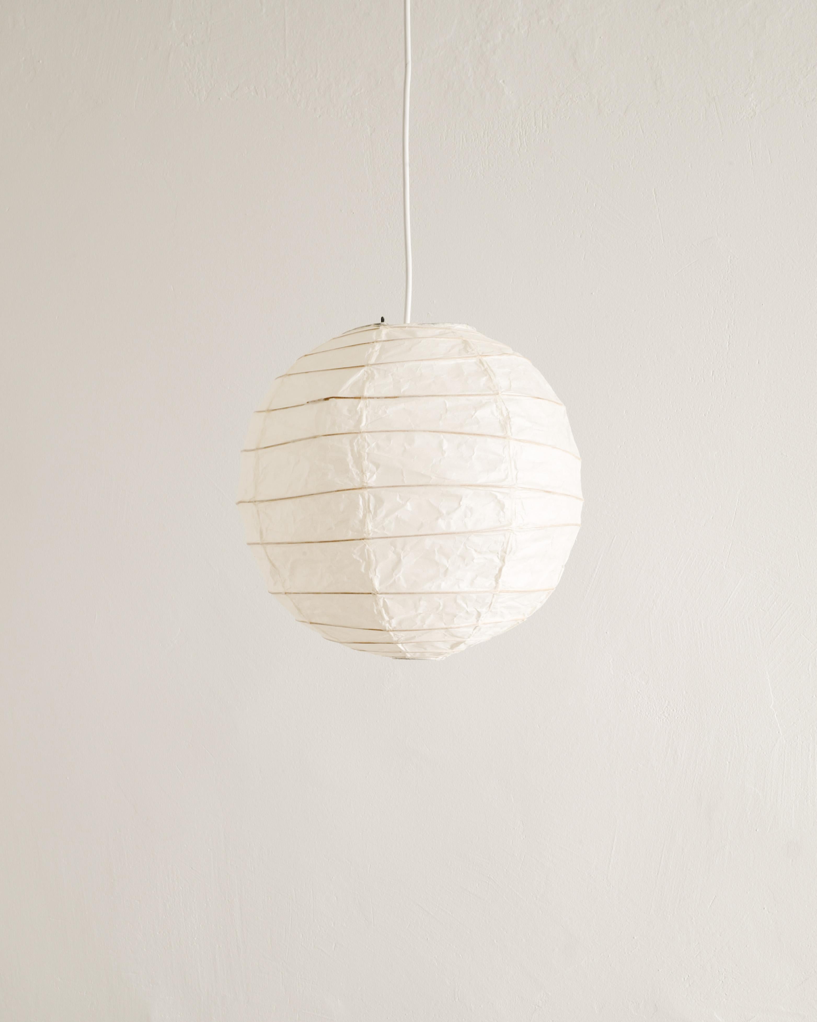 Rara e inutilizzata lampada da soffitto in carta di metà secolo di Isamu Noguchi prodotta da Ozeki & Co, Giappone, all'inizio degli anni Ottanta. Non utilizzato e in condizioni NOS. Viene fornito con la scatola e i libretti originali. 

Dimensioni: