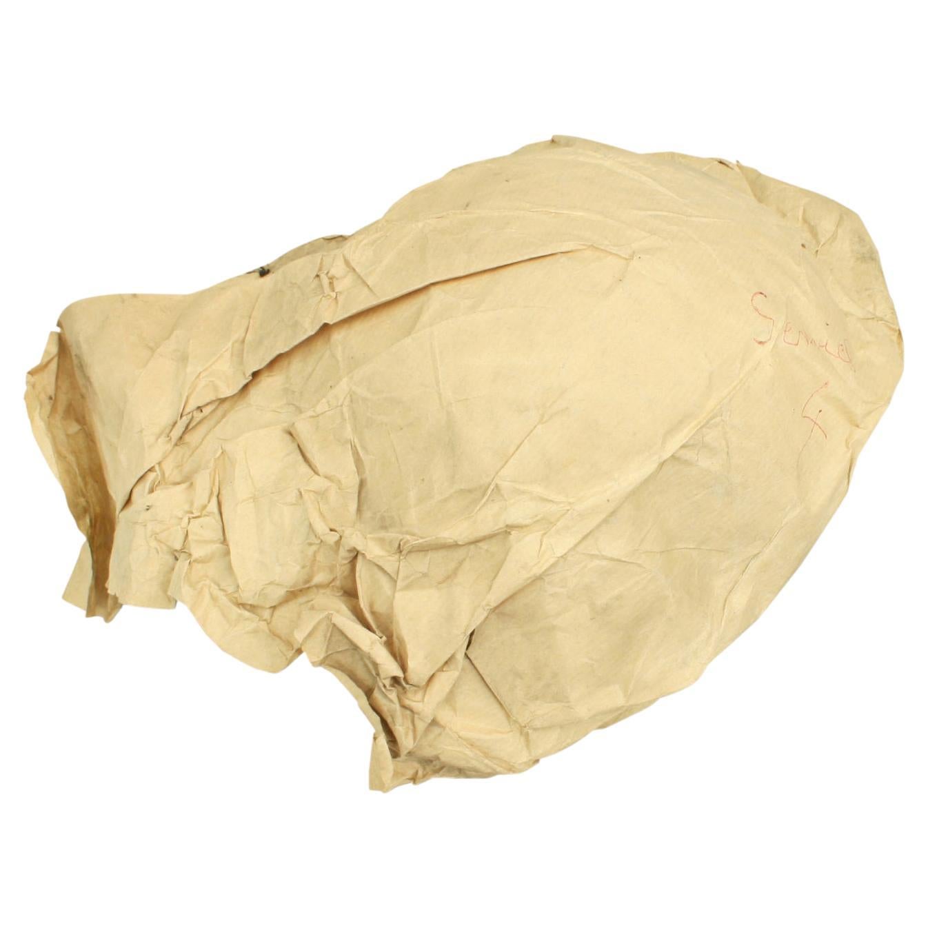 Calcio in pelle vintage non usato.
Un pallone da calcio tradizionale cucito a mano a 12 pannelli in pelle marrone con la confezione originale in carta. Il pallone non utilizzato ha una fessura nella parte superiore per consentire il gonfiaggio della
