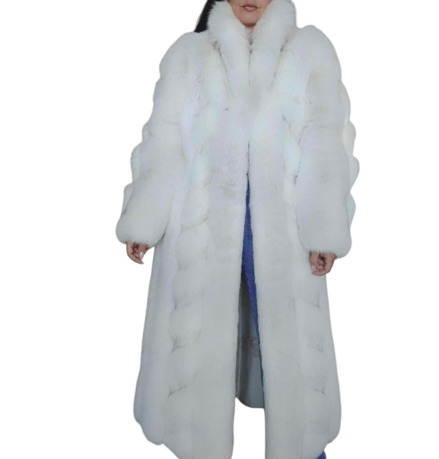 DESCRIZIONE : Cappotto in pelliccia di volpe Saga Fox bianco leggero e non usato, taglia 12 L.

Raro manto di volpe bianca. Collo sartoriale, maniche dritte, pelli morbide, bella pelliccia fresca, ganci tedeschi europei per la chiusura, tasche a