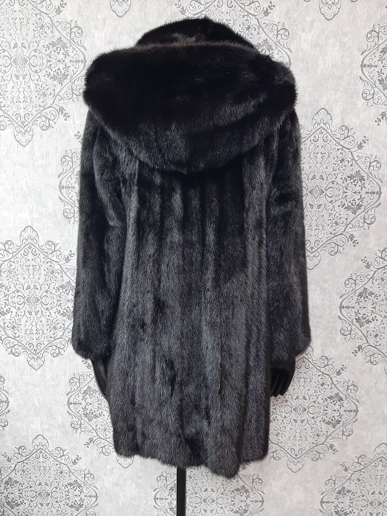 Unused majestic mink fur coat with a hood size 8-10 In New Condition For Sale In Montreal, Quebec