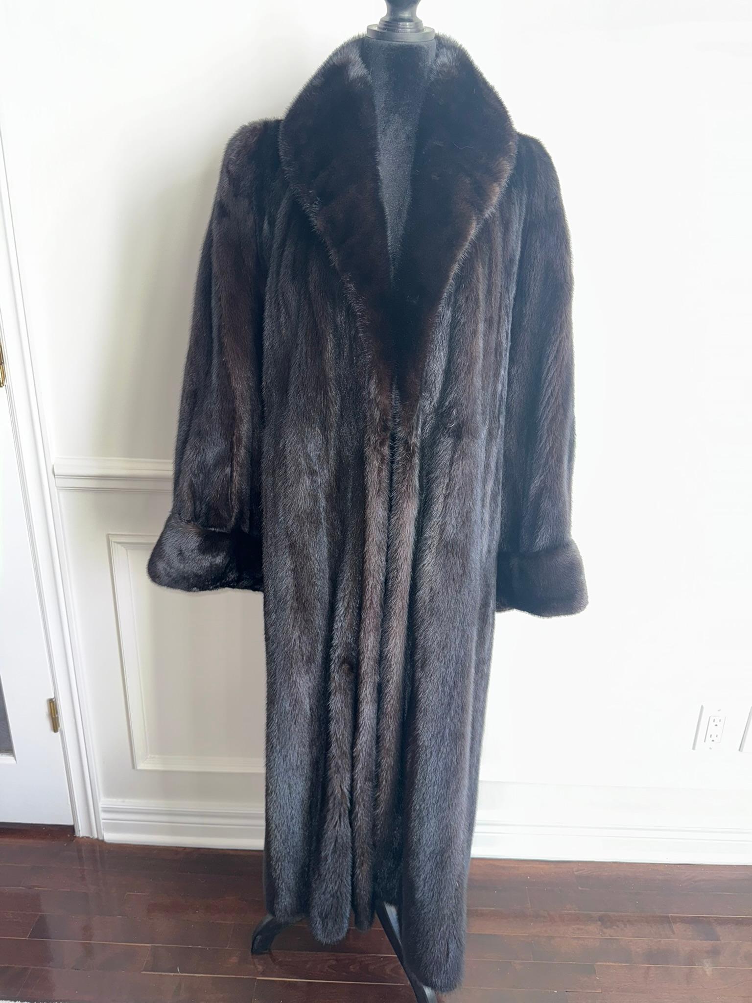 DESCRIPTION : Manteau de fourrure de vison inutilisé taille 12 L

Col tailleur, manches droites, peaux souples, belle fourrure fraîche, fermoirs européens allemands pour la fermeture, deux poches fendues, belles grandes peaux pleines en état neuf