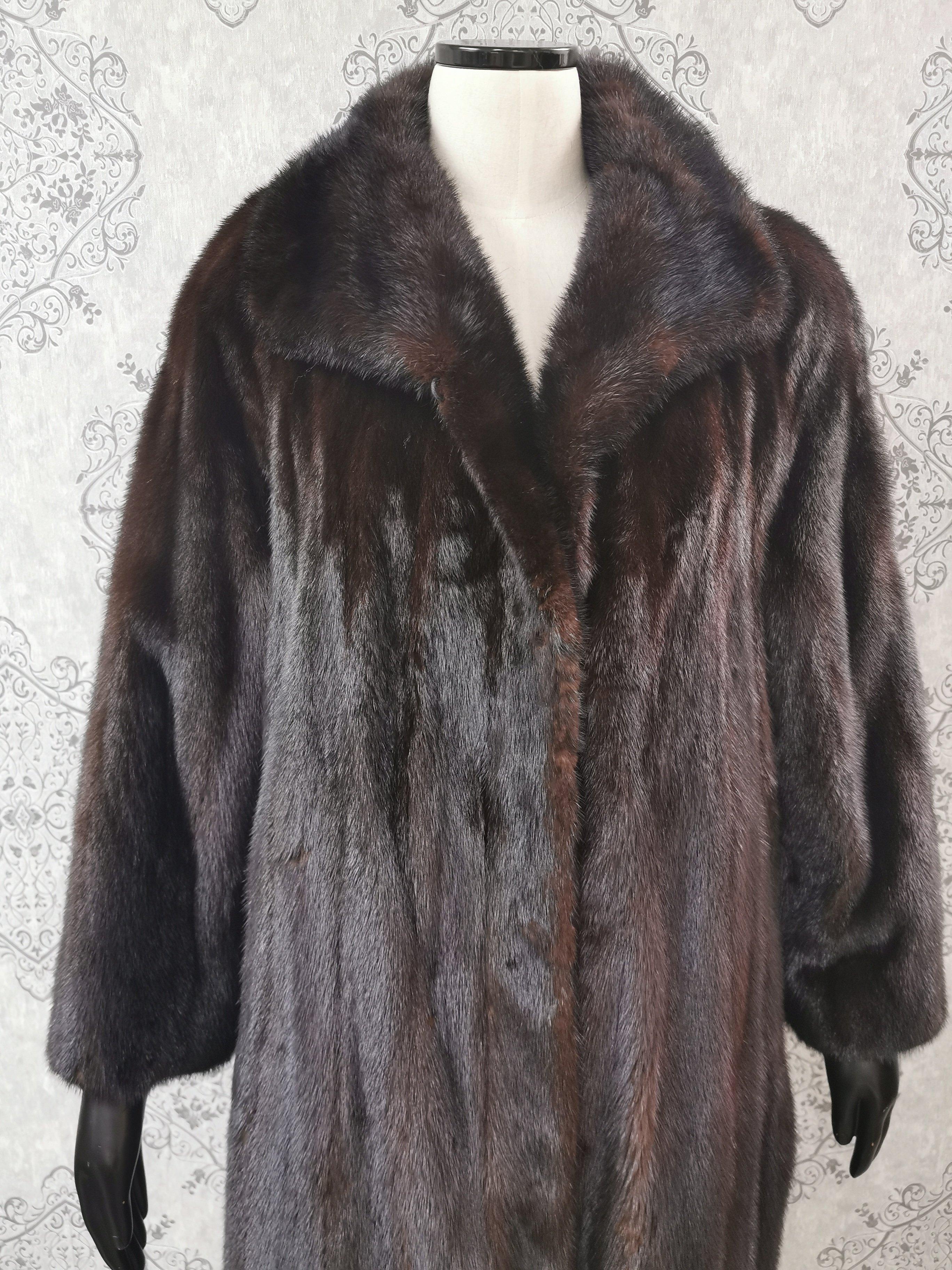 Brand New Ranch Mink Fur Coat (Size 14-XL) In Excellent Condition For Sale In Montreal, Quebec