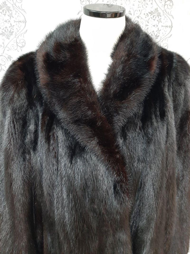 
PRODUCT DESCRIPTION:

Brand new luxurious Mink fur coat 

Condition: Brand New

Closure: Buttons

Color: Ranch

Material: Mink

Garment type: Coat

Sleeves: Straight

Pockets: No pockets

Collar: Short

Lining: Shirred Silk satin

Made in France

