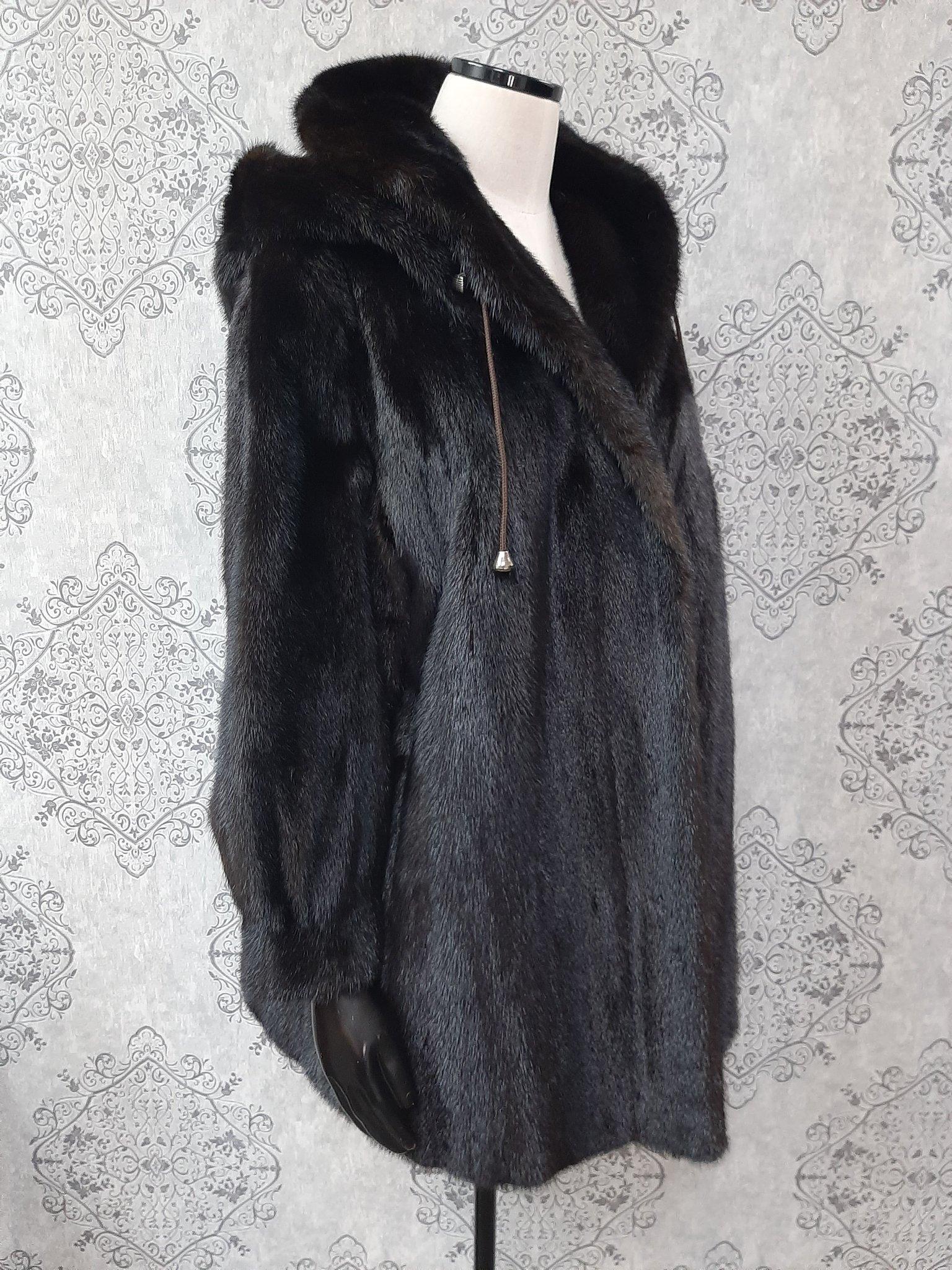 Nero Cappotto in pelliccia di visone non usato con cappuccio taglia 10-12 in vendita