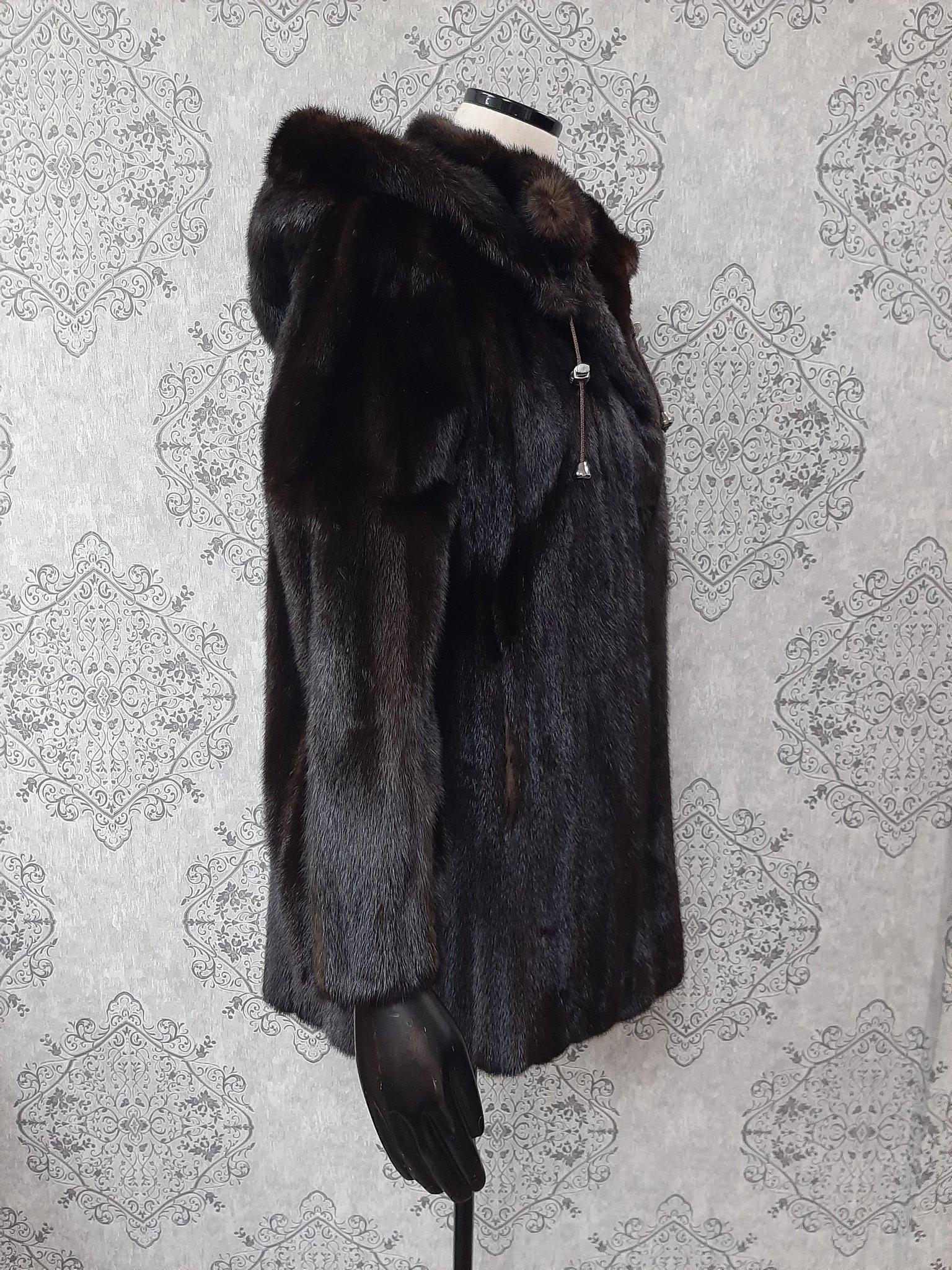 Unused mink fur coat with a hood size 10 In Excellent Condition For Sale In Montreal, Quebec