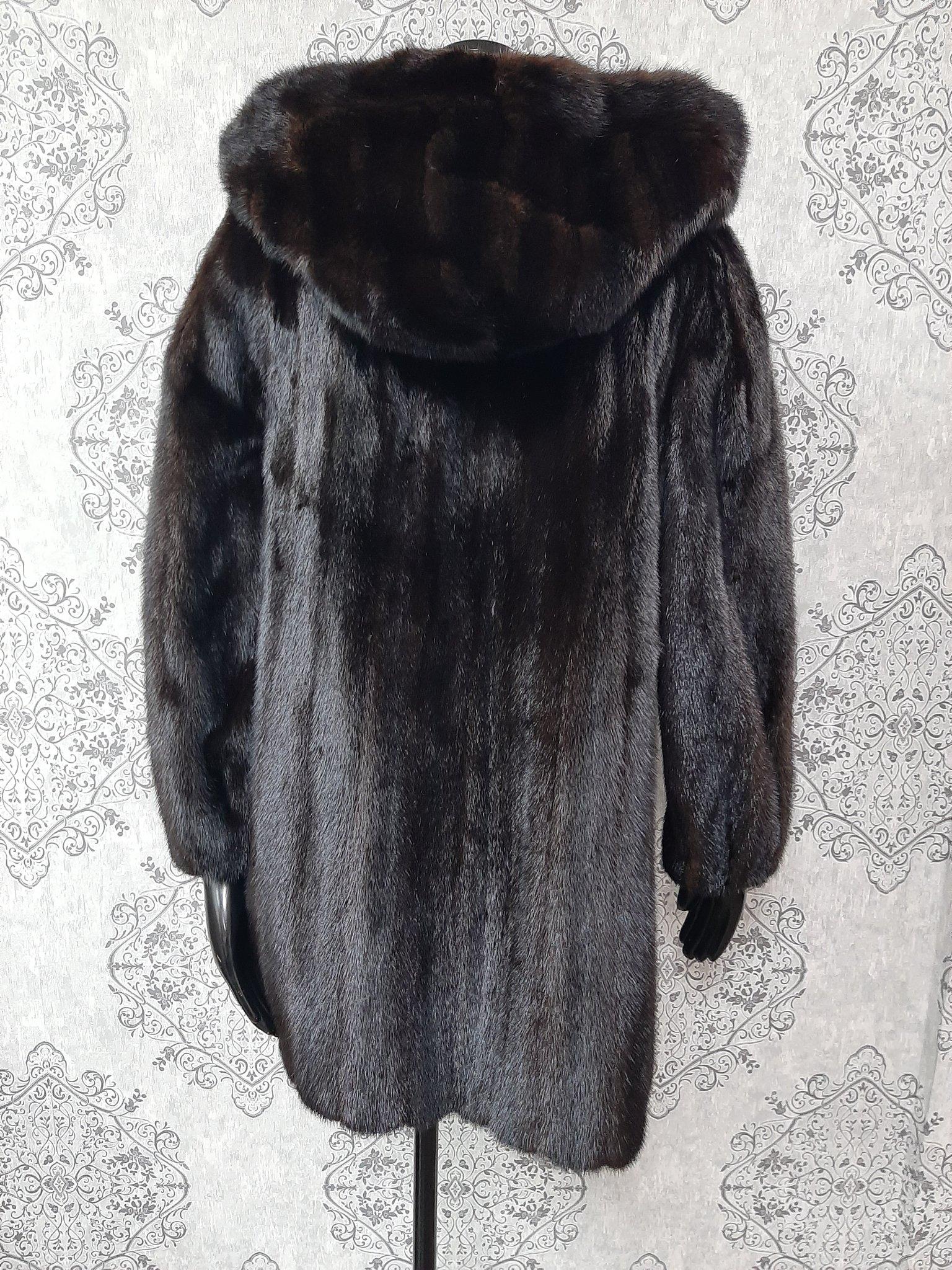 Manteau en fourrure de vison non utilisé avec capuche, taille 10 Pour femmes en vente