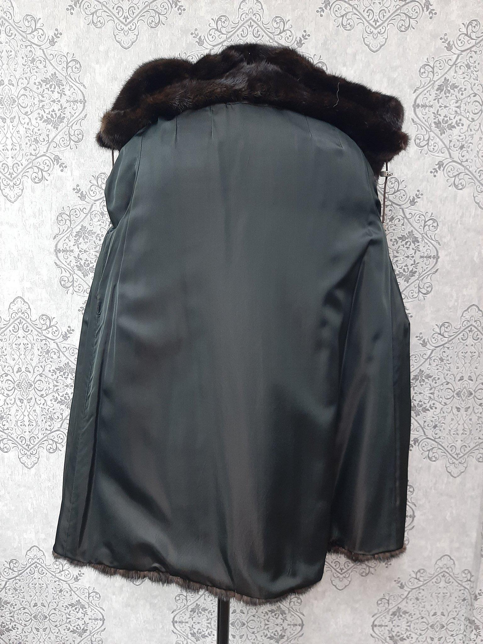 Manteau en fourrure de vison non utilisé avec capuche, taille 10 en vente 1