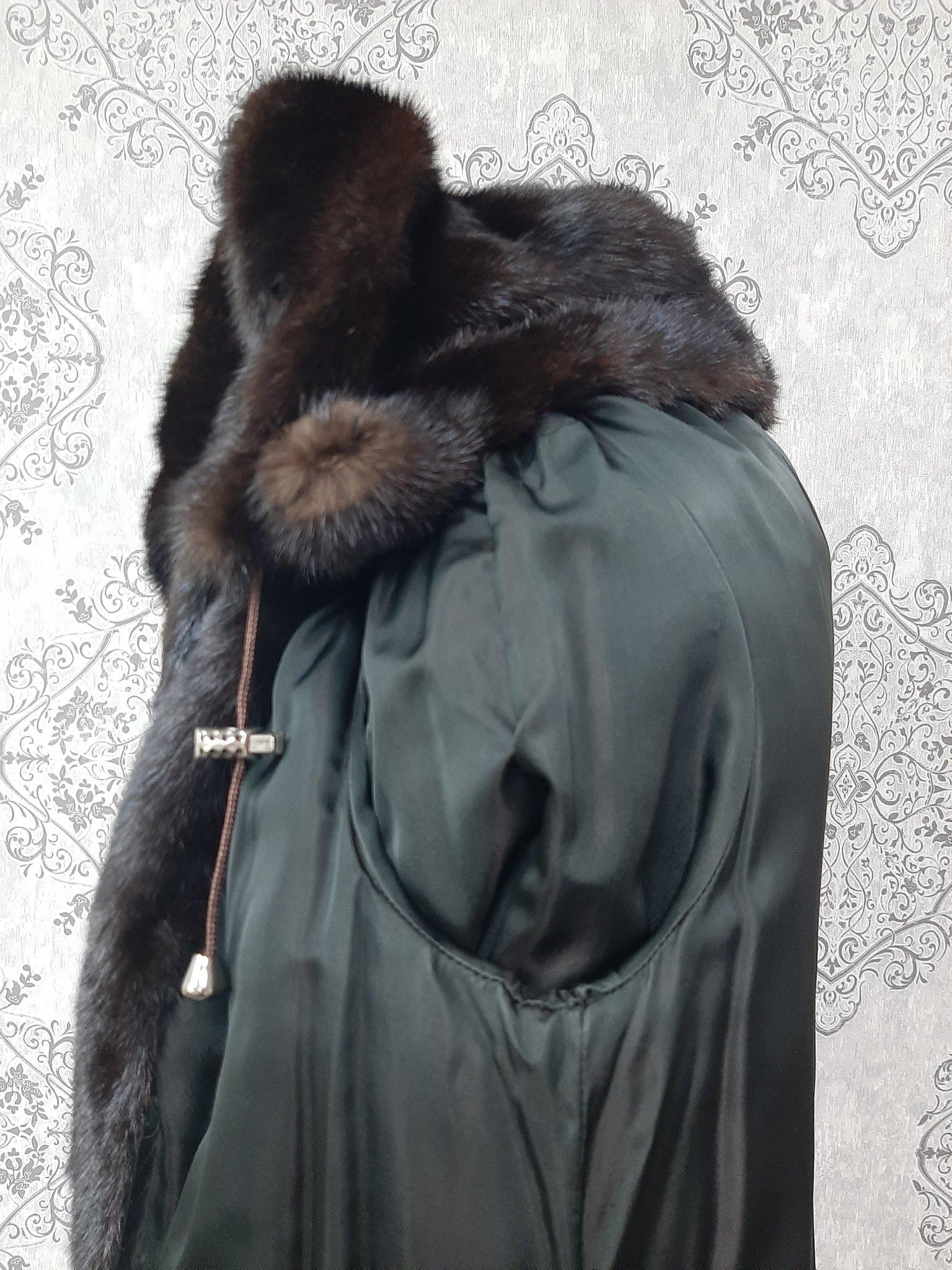 Manteau en fourrure de vison non utilisé avec capuche, taille 10 en vente 2
