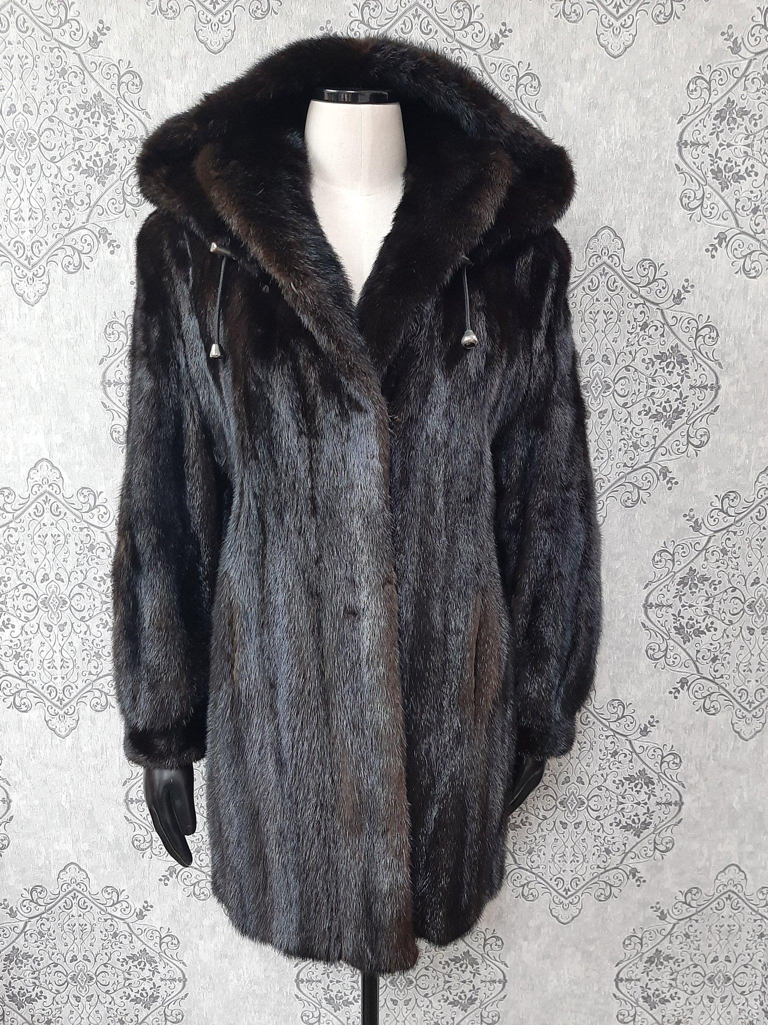 Noir Manteau en fourrure de vison non utilisé avec capuche, taille 12 en vente