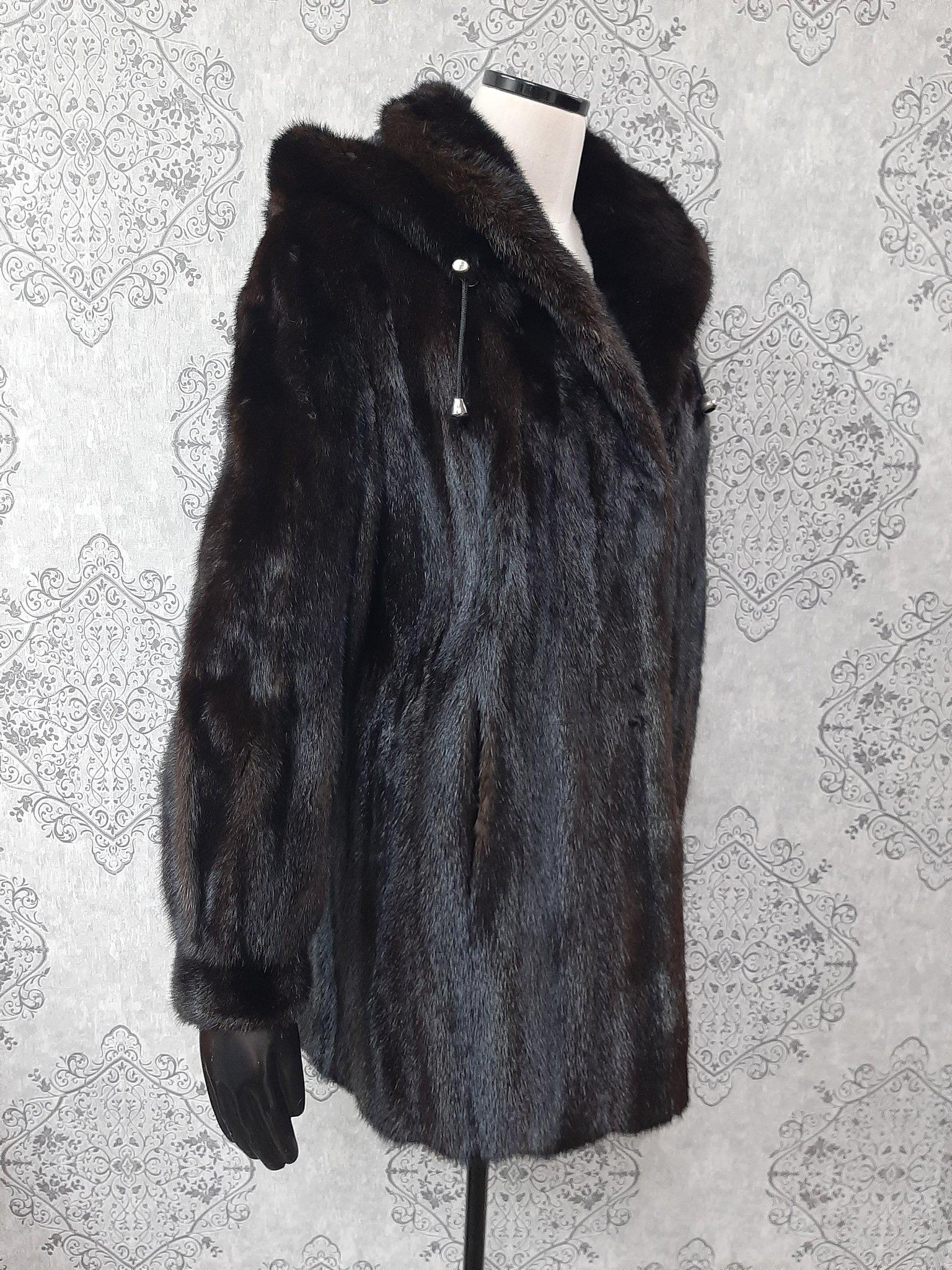 Manteau en fourrure de vison non utilisé avec capuche, taille 12 Excellent état - En vente à Montreal, Quebec