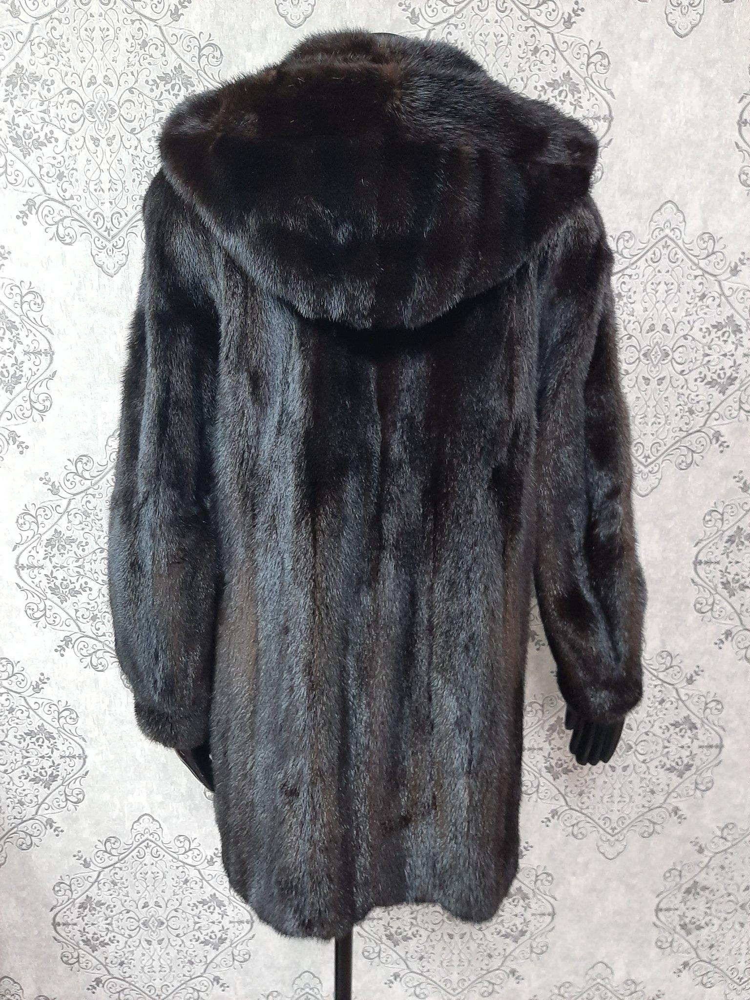 Manteau en fourrure de vison non utilisé avec capuche, taille 12 en vente 1