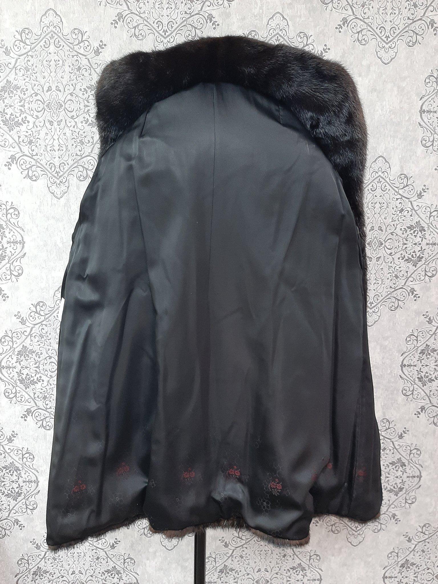 Manteau en fourrure de vison non utilisé avec capuche, taille 12 en vente 2