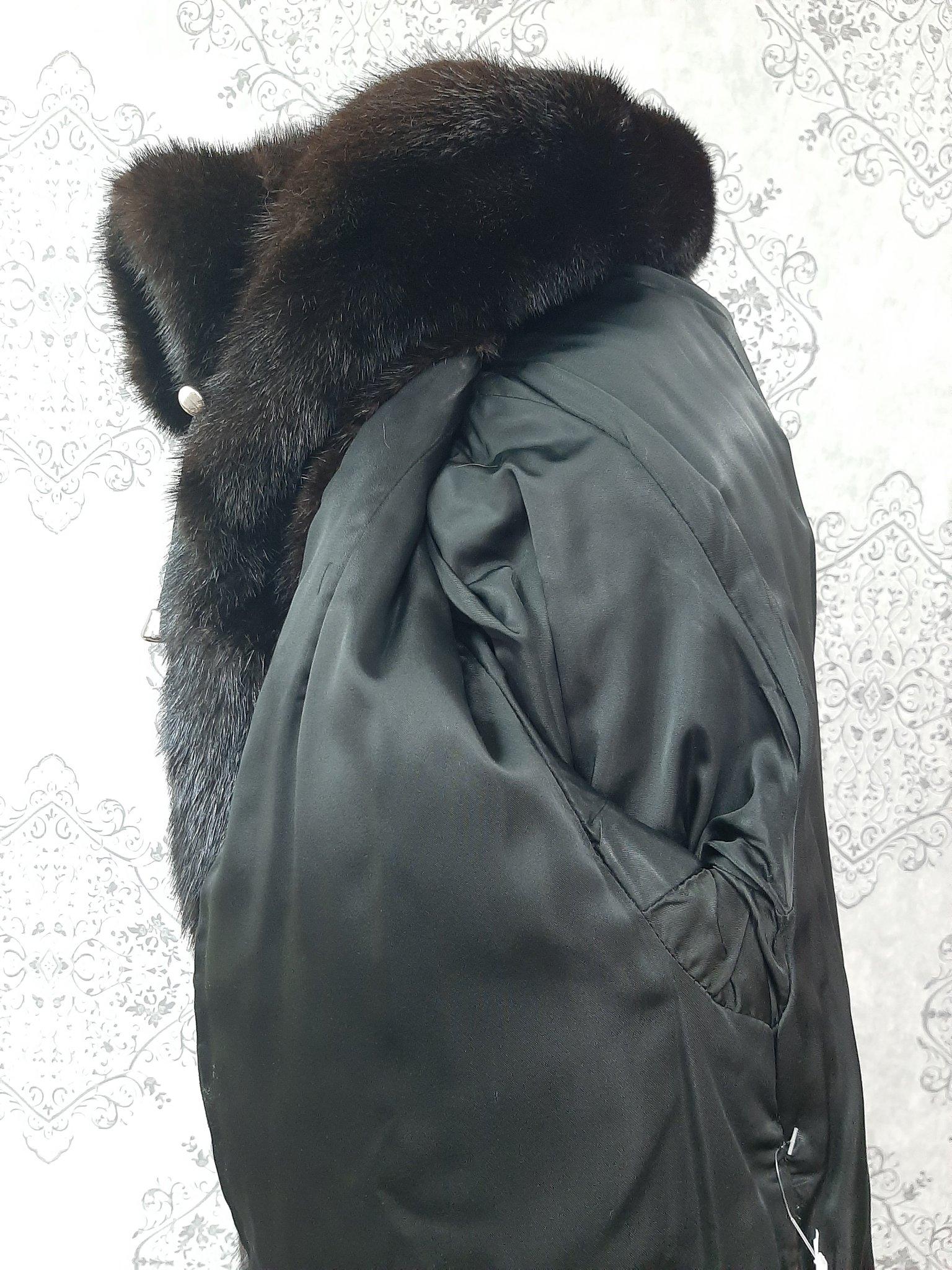 Manteau en fourrure de vison non utilisé avec capuche, taille 12 en vente 3