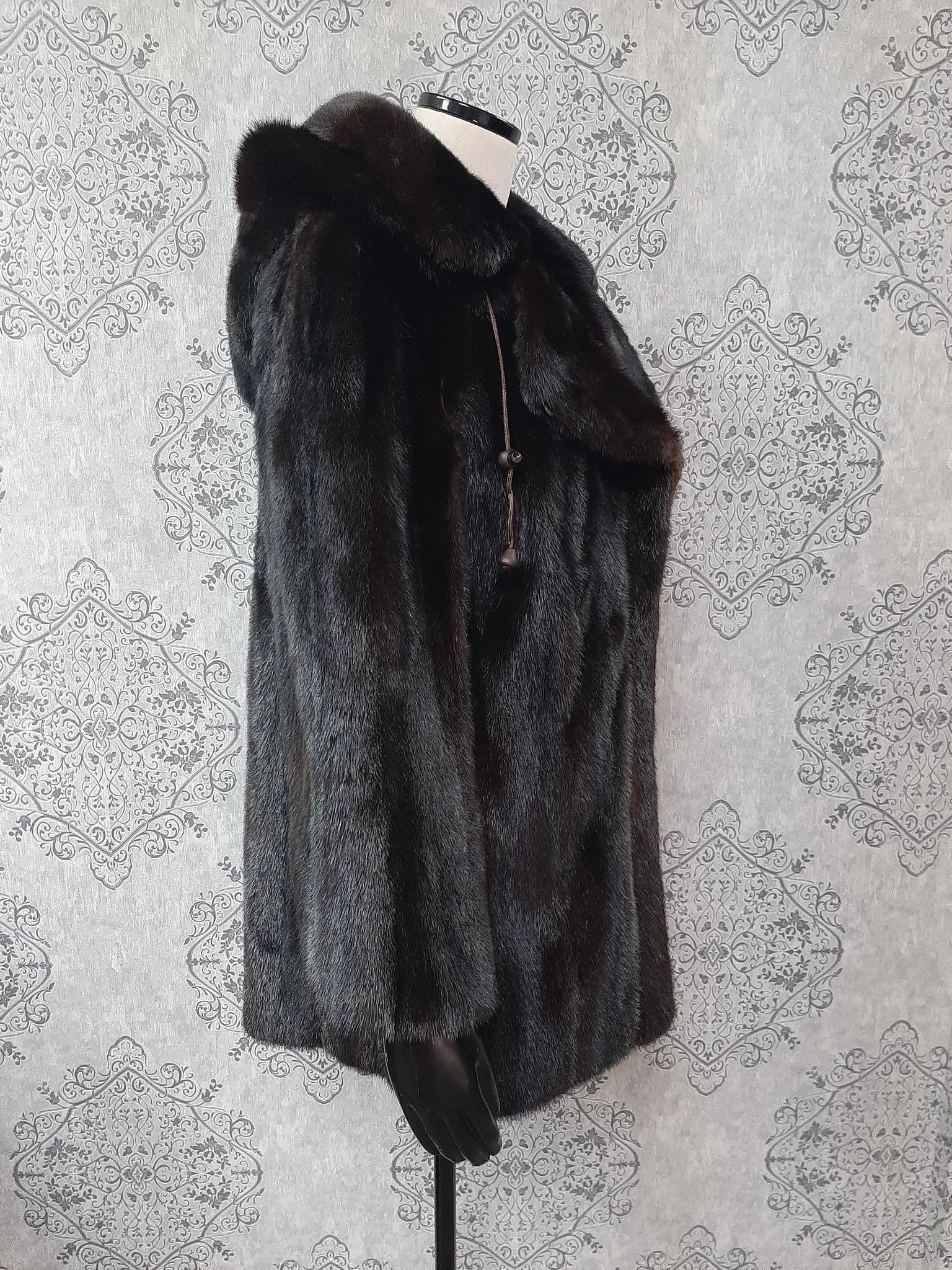 Unused mink fur coat with a hood size 14 In Excellent Condition For Sale In Montreal, Quebec