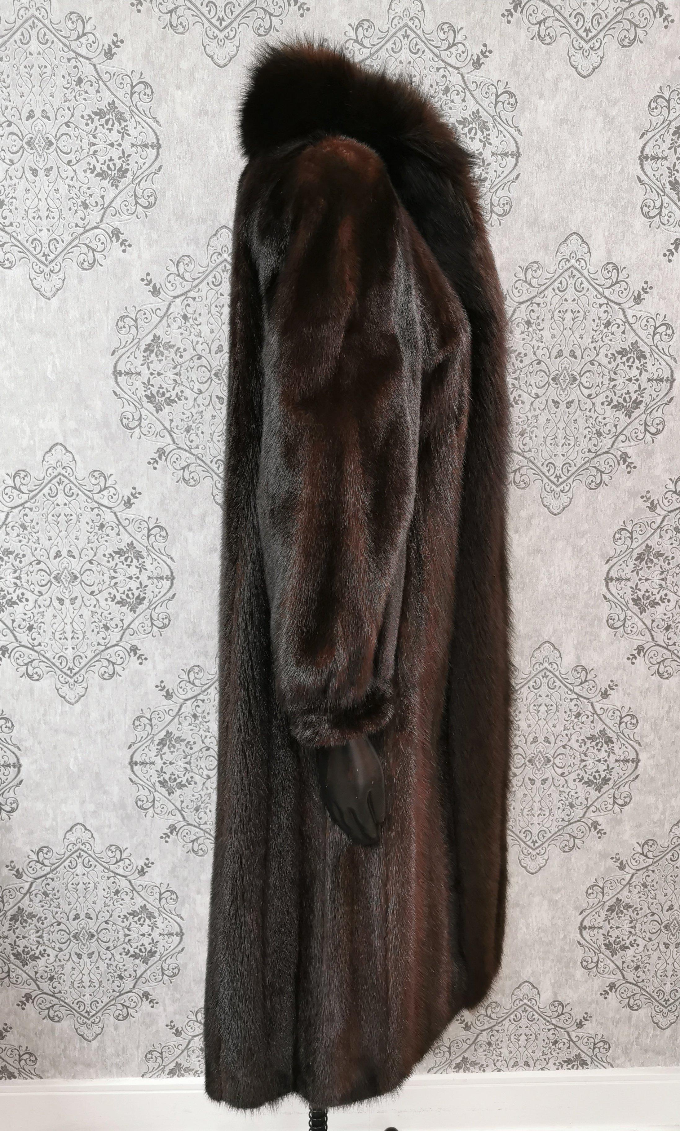 Unused Mink Fur Coat With Dyed Fox Fur Trim (Size 10-12/M) In Excellent Condition For Sale In Montreal, Quebec